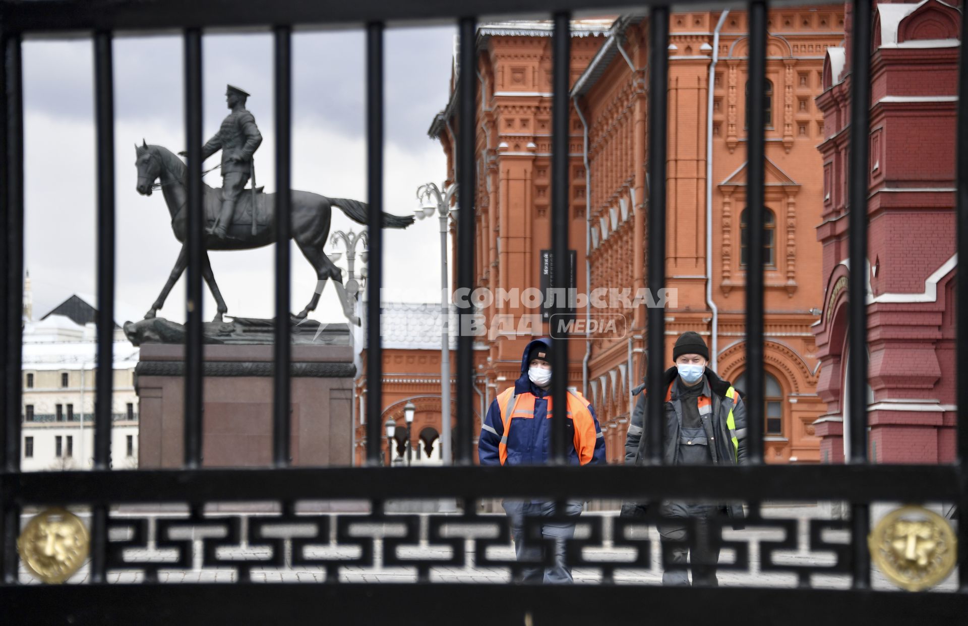 Москва. Рабочие в медицинских масках на Манежной площади.