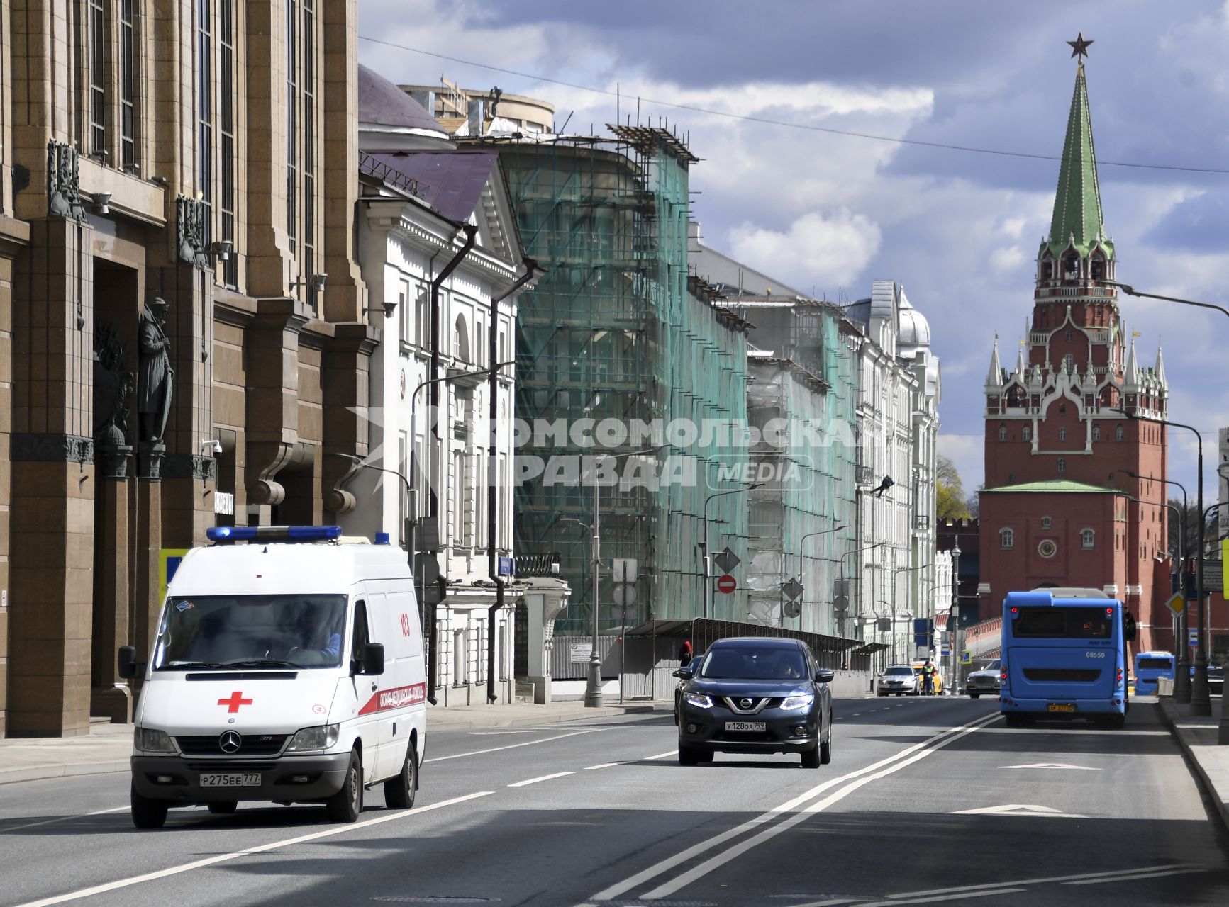 Москва.  Автомобиль скорой помощи  на улице Воздвиженка.