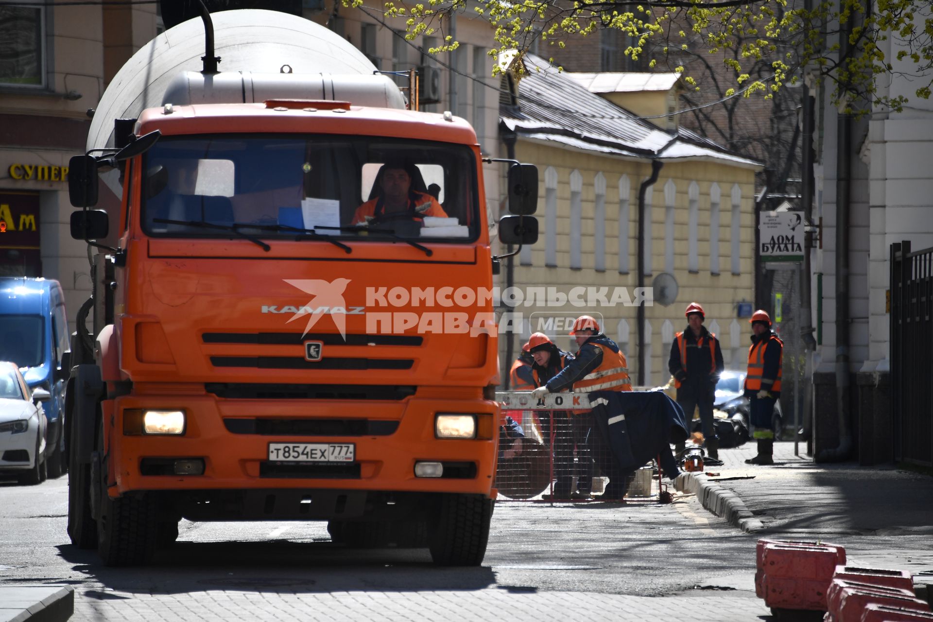 Москва.  Сотрудники Водоканала на одной из улиц города.