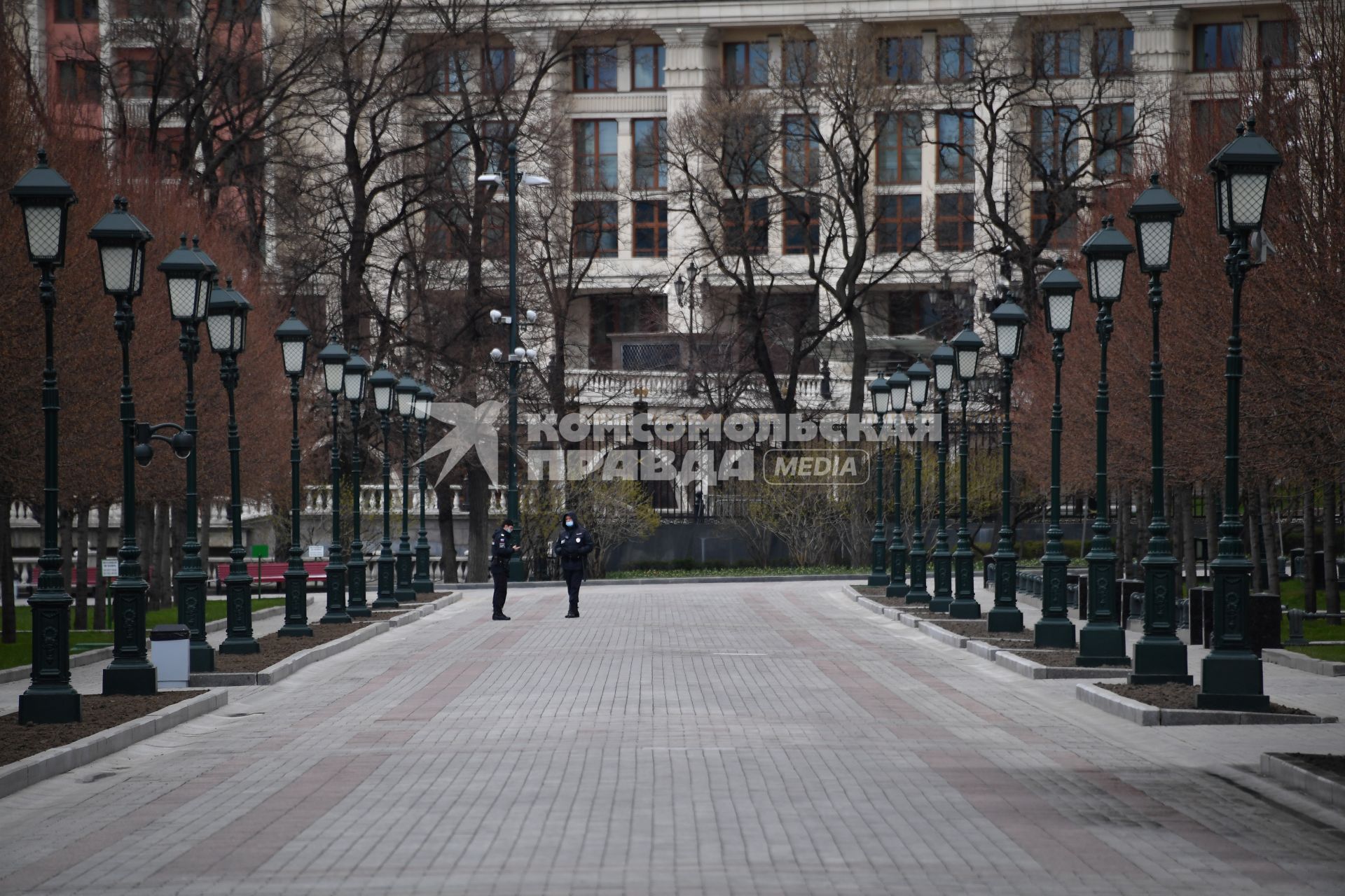 Москва.  Сотрудники полиции в Александровском саду