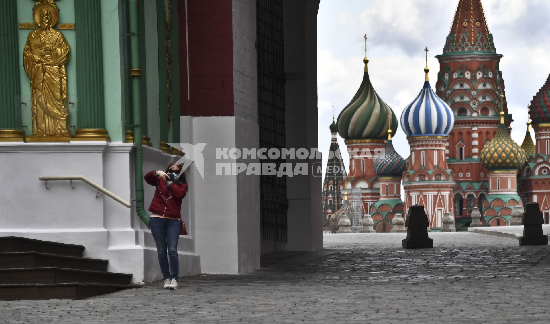 Москва.  Девушка с мобильным телефоном на Манежной площади.