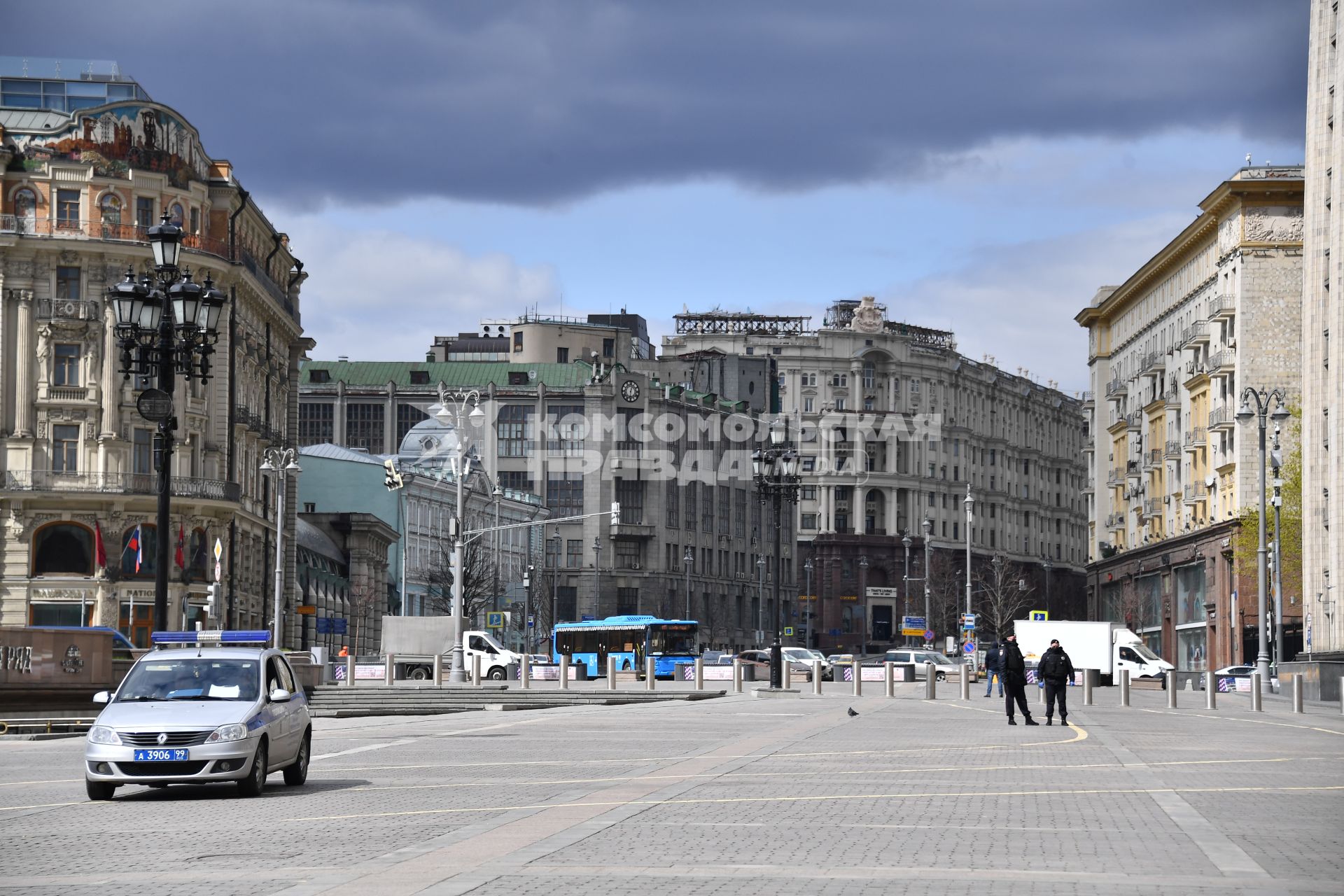 Москва. Автомобиль полиции на  Манежной площади.