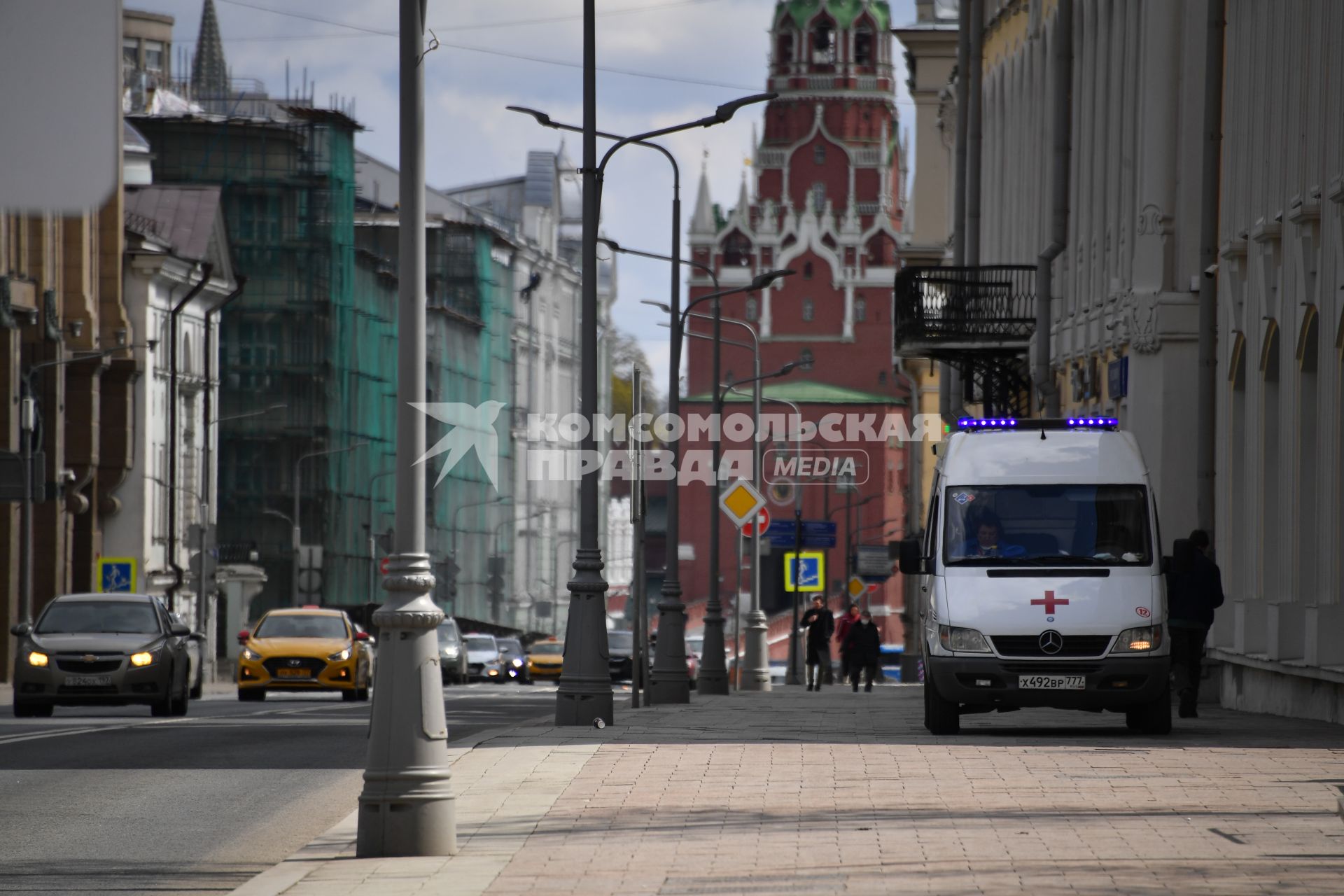 Москва.  Автомобиль скорой помощи  на улице Воздвиженка.