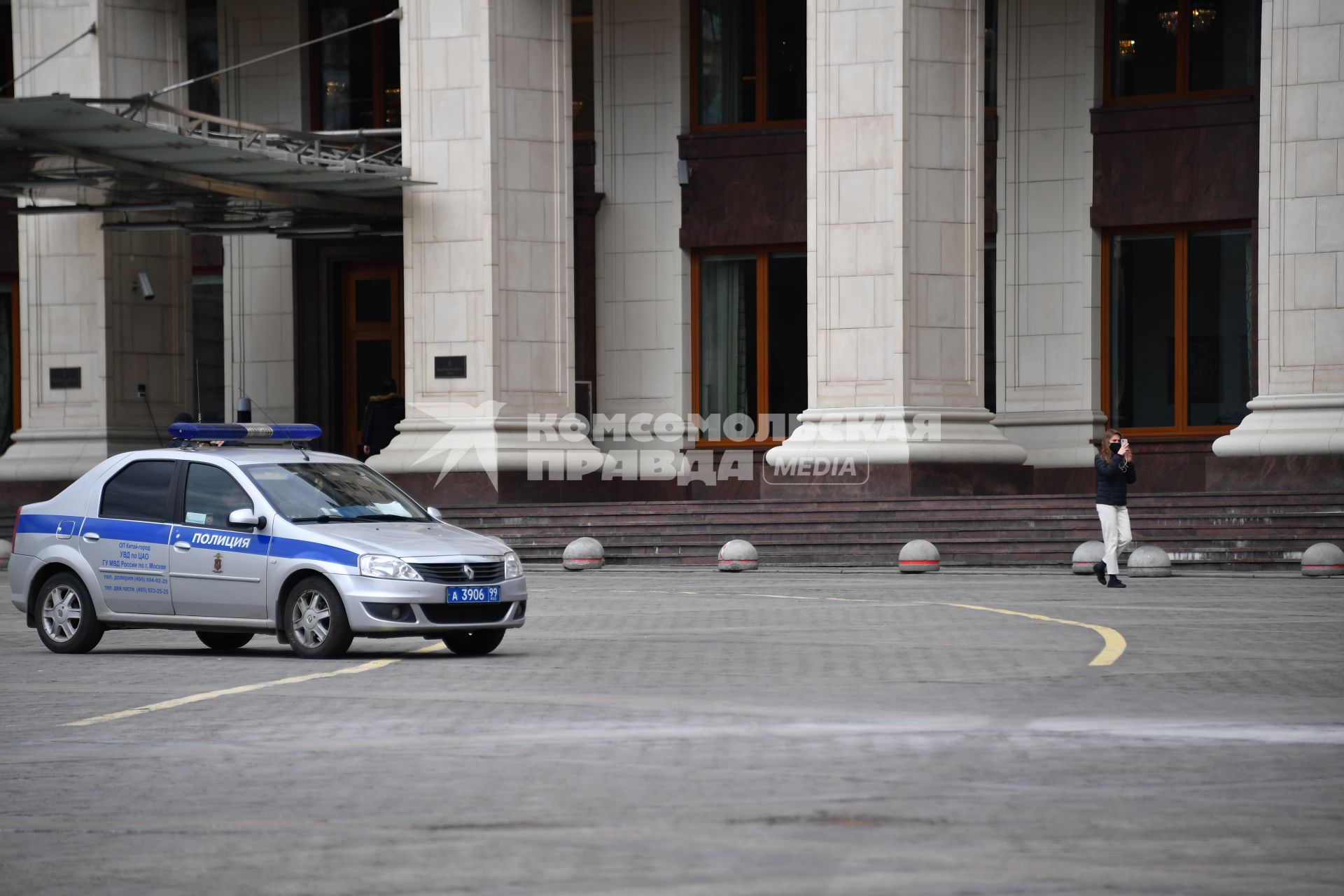 Москва. Автомобиль полиции на  Манежной площади.