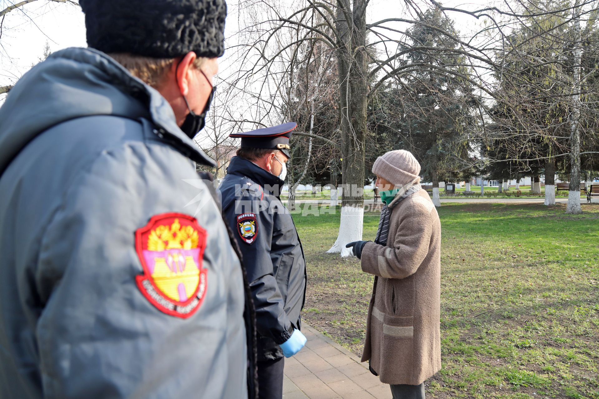 Краснодар. Сотрудники полиции  беседуют с гражданами в период режима самоизоляции из-за пандемии коронавируса.