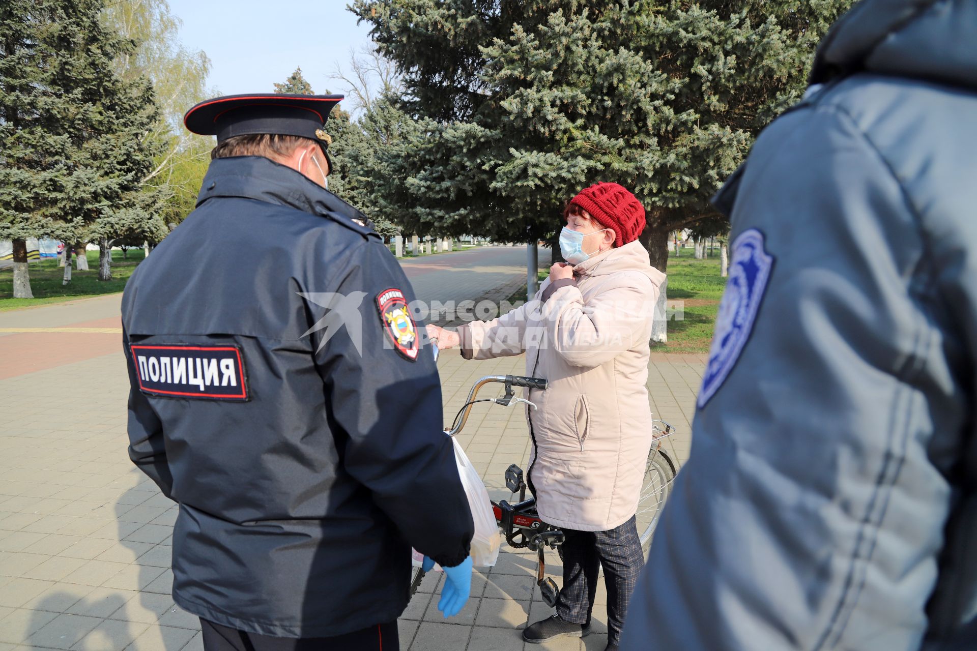 Краснодар. Сотрудники полиции  беседуют с гражданами в период режима самоизоляции из-за пандемии коронавируса.