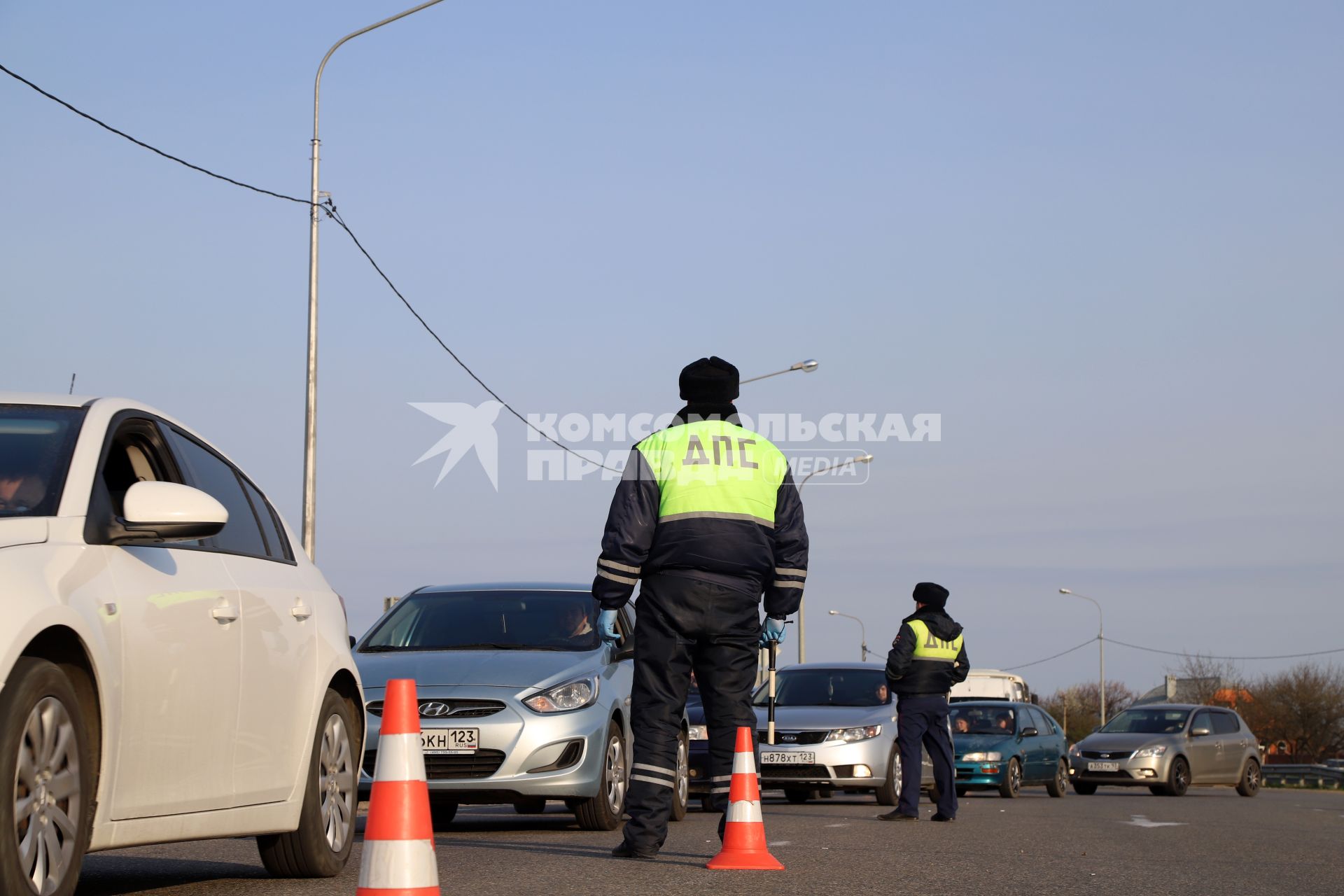 Краснодар. Сотрудники ДПС  во время дежурства на дороге.