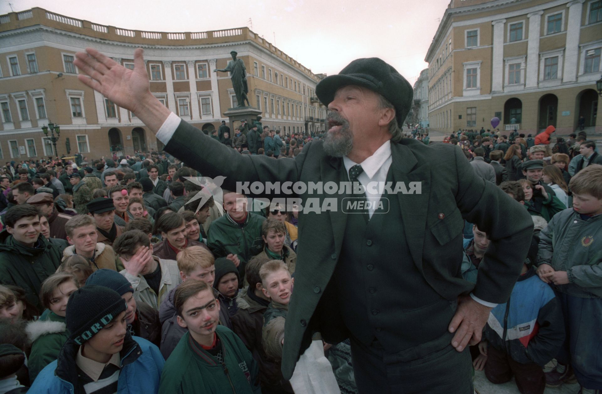 Москва. Историческая фотография - первое апреля в Одессе в 1990 году.