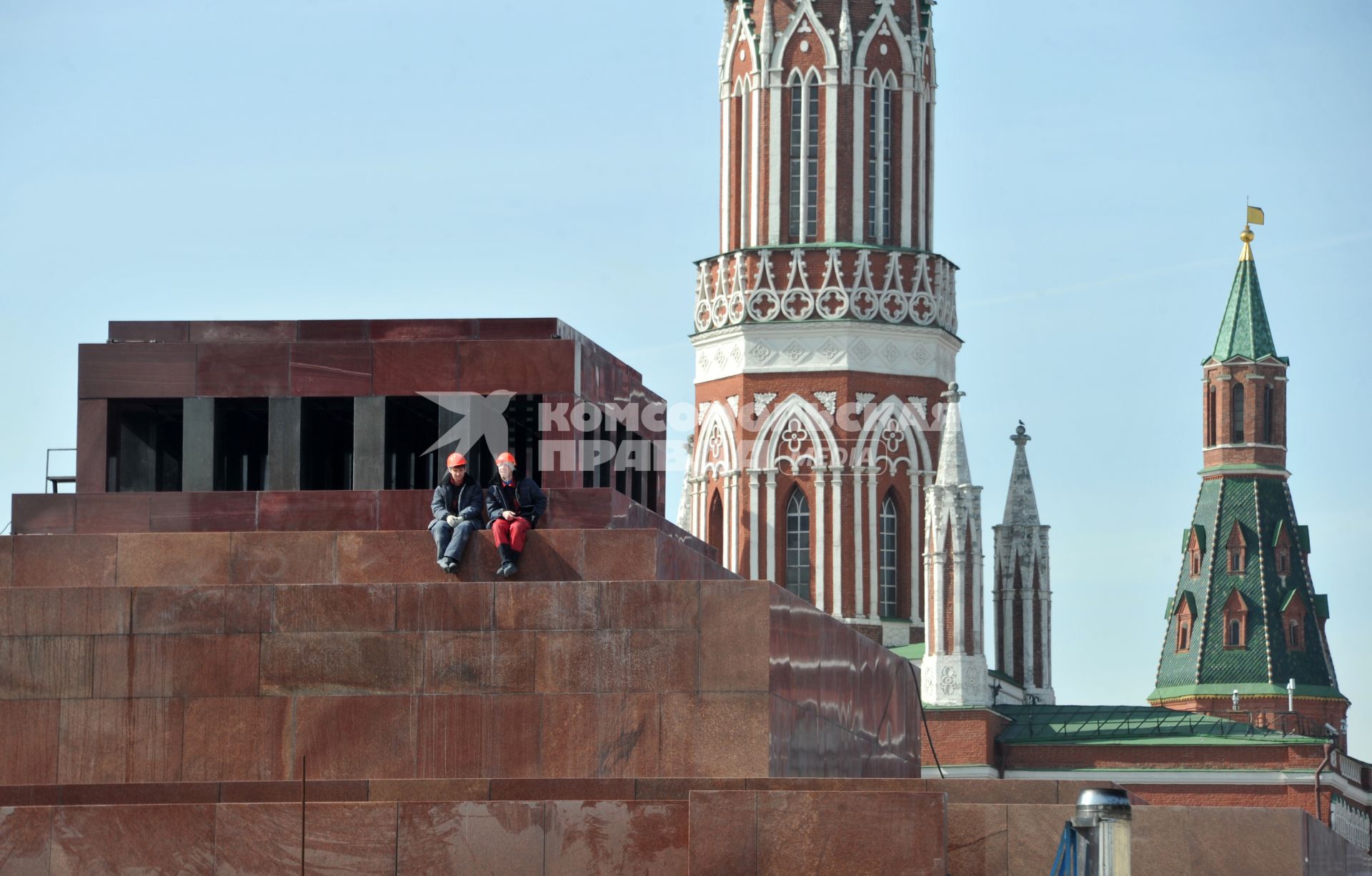 Москва. Рабочие сидят на Мавзолее Ленина.