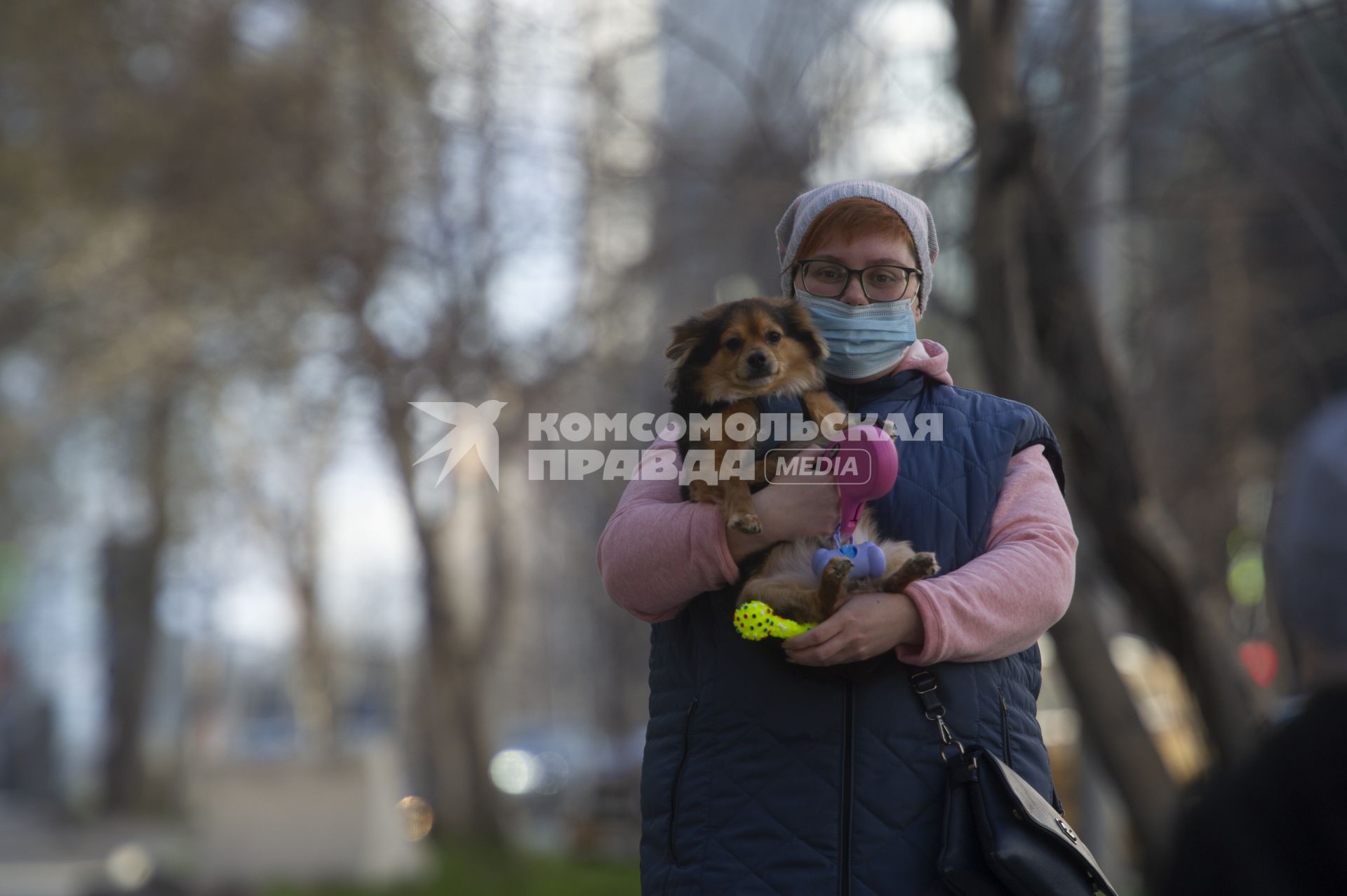 Екатеринбург. Женщина в медицинской маске с собачкой на руках во время режима самоизоляции введеного для нераспространения коронавирусной инфекции COVID-19