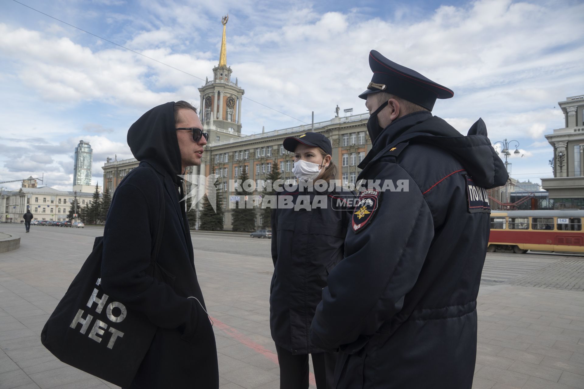 Екатеринбург. Полицейский патруль беседует с мужчиной без защитной маски, ношение которой стало обязательным с 1 по 11 мая 2020, в соответствии с указом губернатора Свердловской области, введеного для нераспространеия коронавирусной инфекции COVID-19