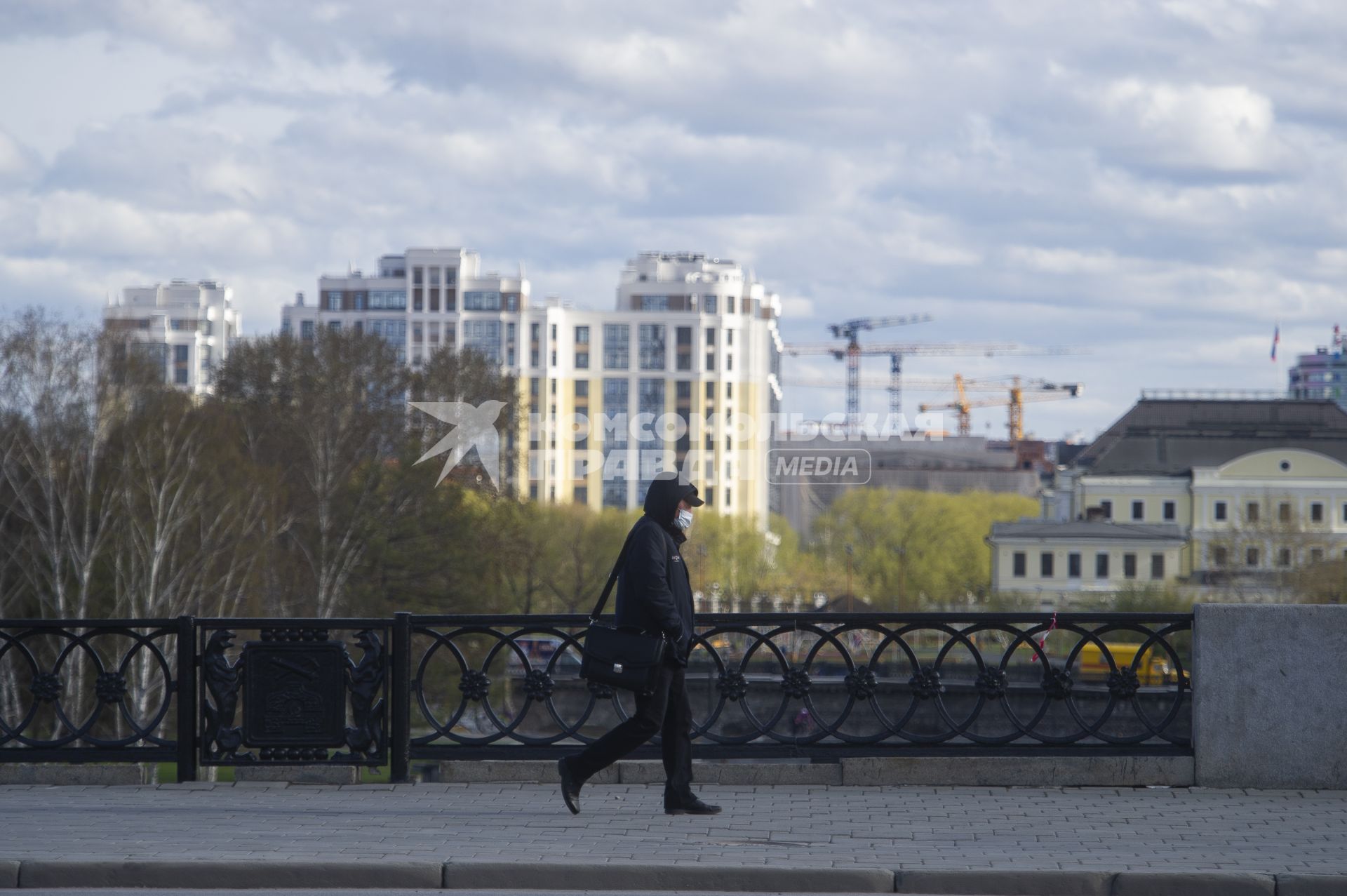 Екатеринбург. Мужчина в защитной маске, ношение которой стало обязательным с 1 по 11 мая 2020, в соответствии с указом губернатора Свердловской области, введеного для нераспространения коронавирусной инфекции COVID-19