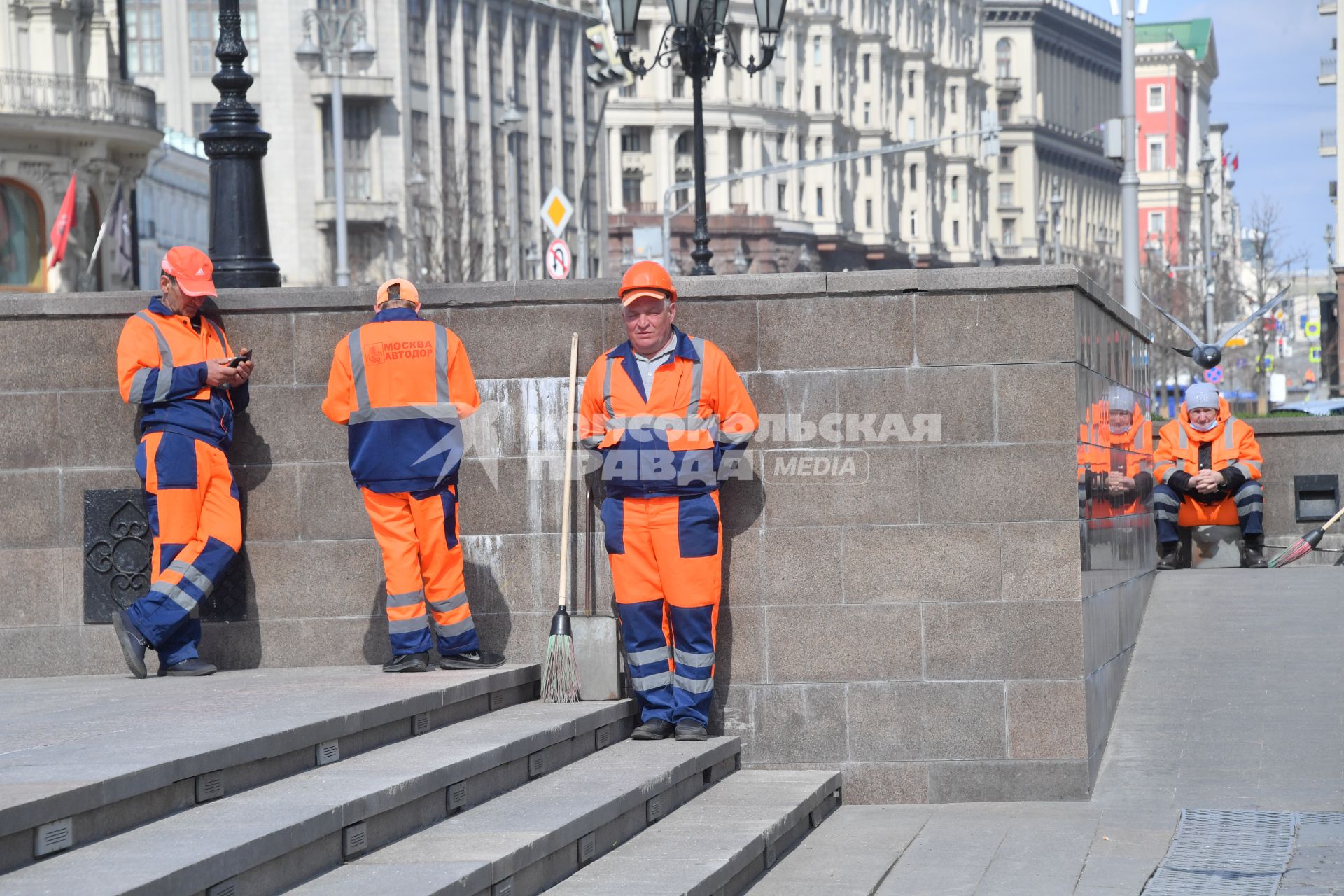 Москва. Сотрудники коммунальных служб на Манежной площади.