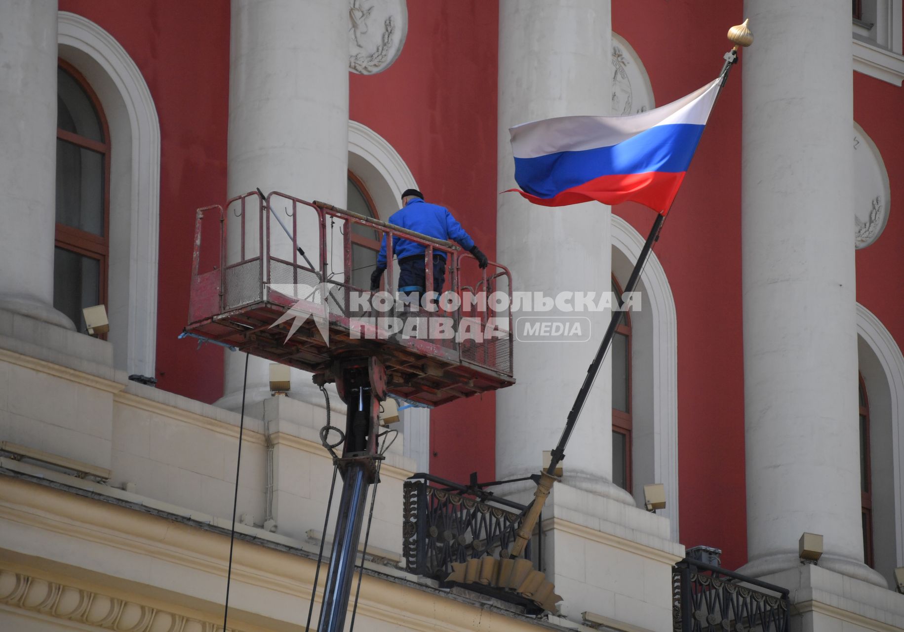 Москва. Российский флаг на здании Правительства Москвы.