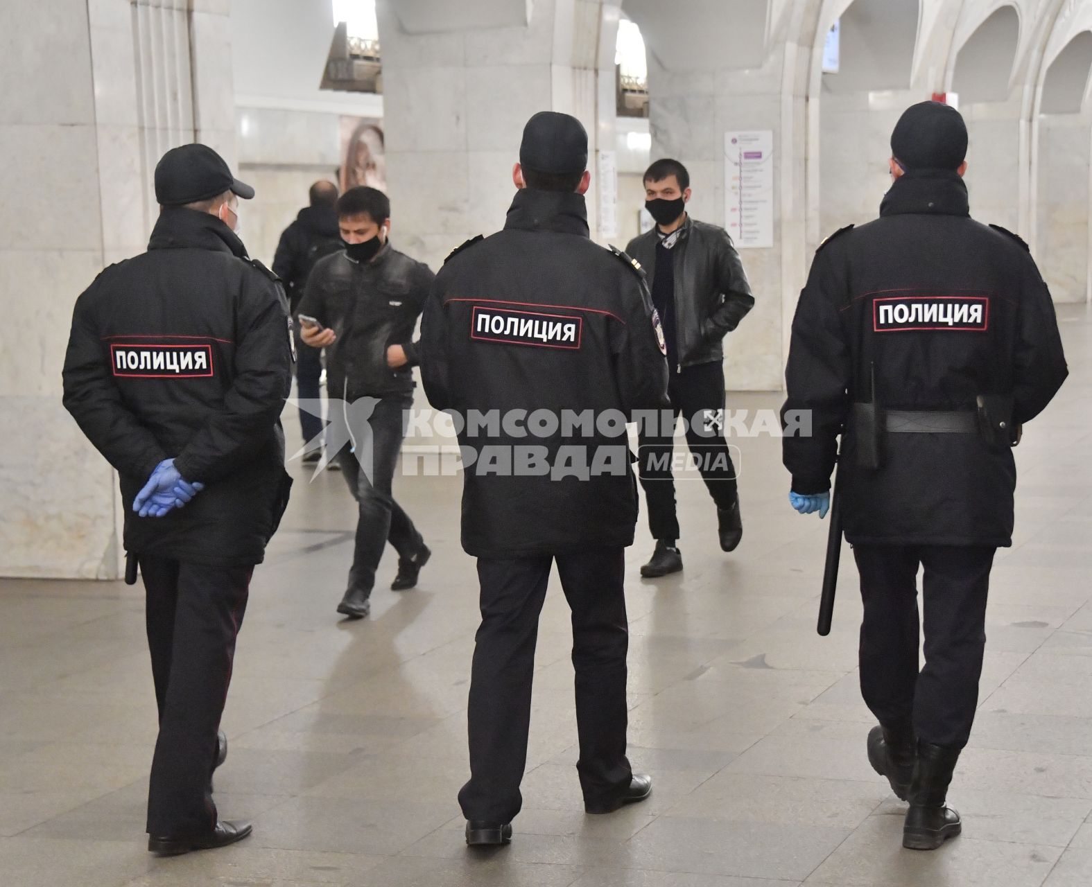 Москва. Сотрудники полиции на станции метро.