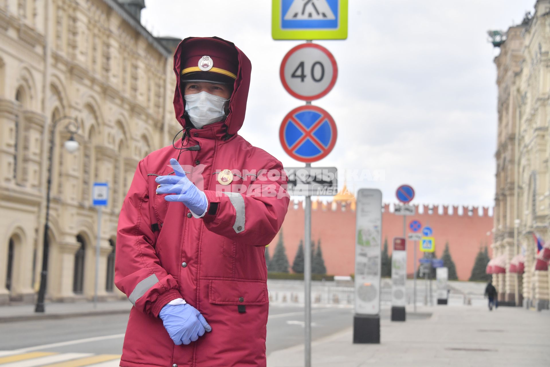 Москва.  Сотрудник ГУМа на парковке.