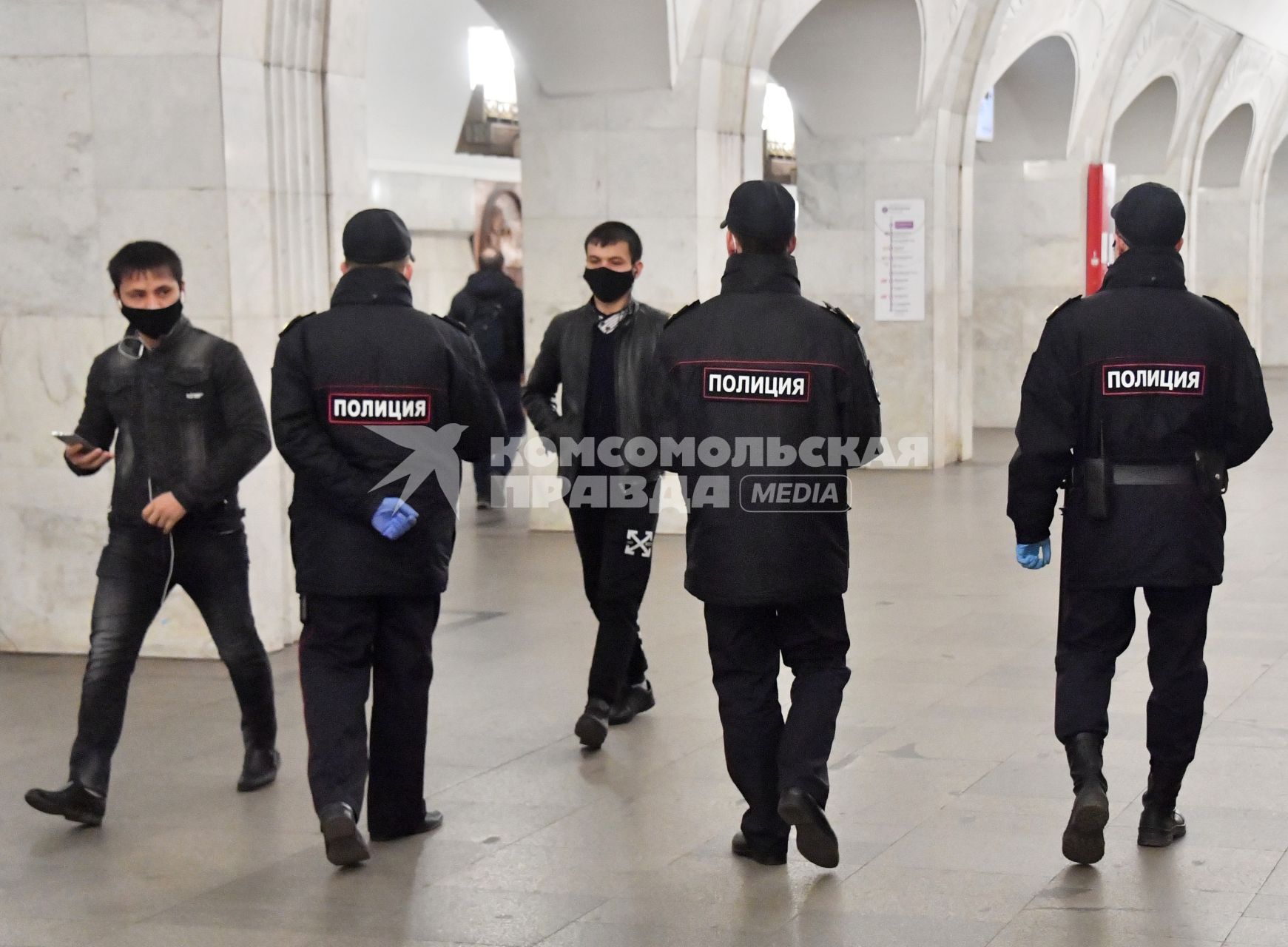 Москва. Сотрудники полиции на станции метро.