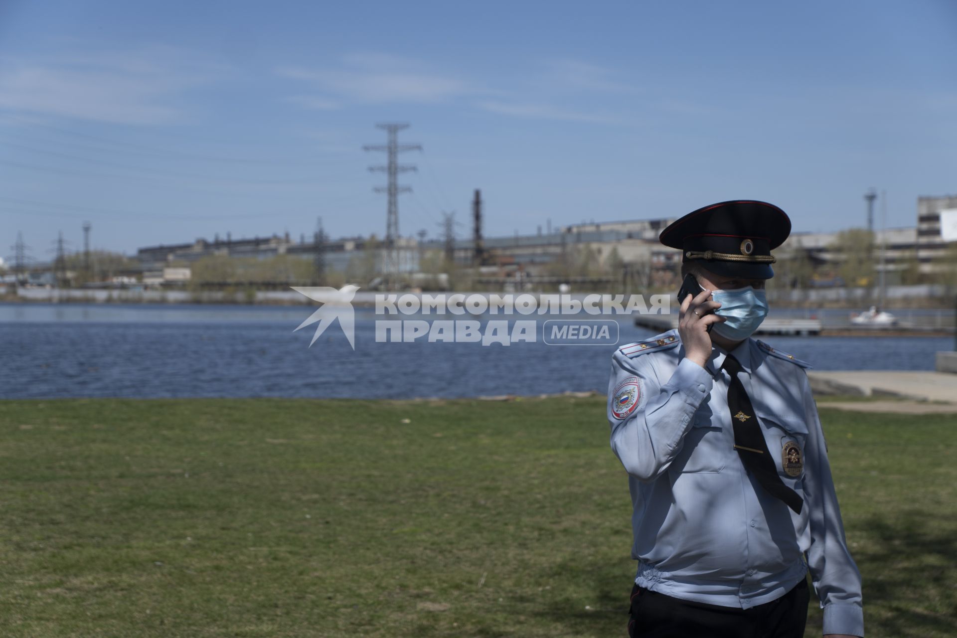 Екатеринбург. Сотрудник полиции на пляже, во время рейда по нарушителям режима самоизоляции, введеного для нераспространения новой коронавирусной инфекции COVID-19