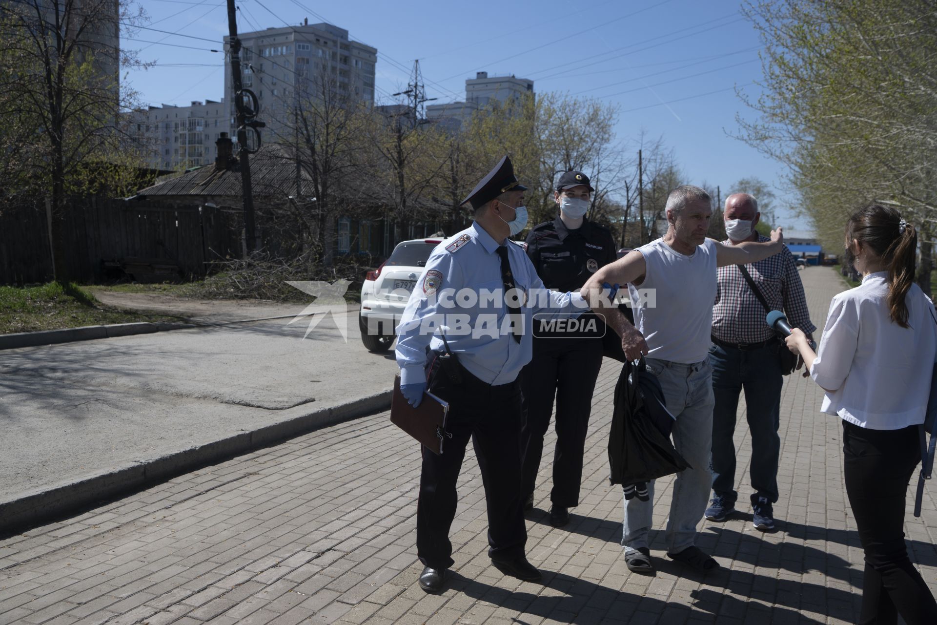 Екатеринбург. Сотрудники полиции сопровождают мужчину задержаного на пляже, за нарушение режима самоизоляции введеного для нераспространения новой коронавирусной инфекции COVID-19