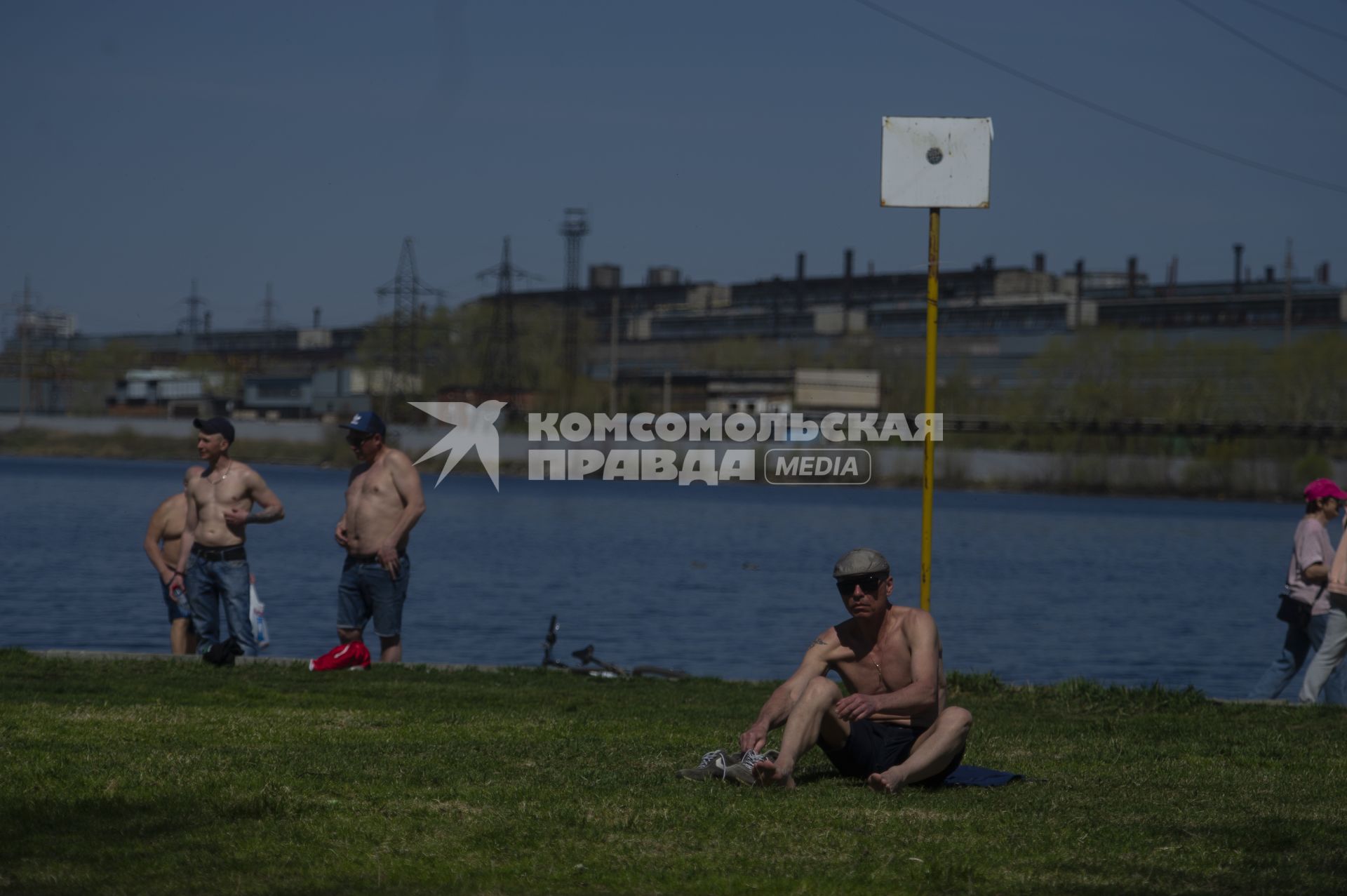 Екатеринбург. Горожане отдыхают на пряже у ВИЗ-пруда, во время режима самоизоляции введеного для нераспространения новой коронавирусной инфекции COVID-19