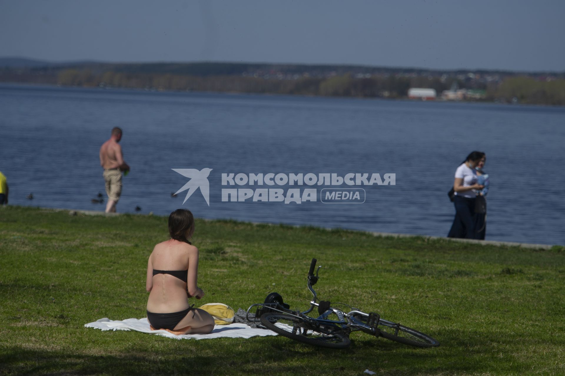 Екатеринбург. Горожане отдыхают на пряже у ВИЗ-пруда, во время режима самоизоляции введеного для нераспространения новой коронавирусной инфекции COVID-19