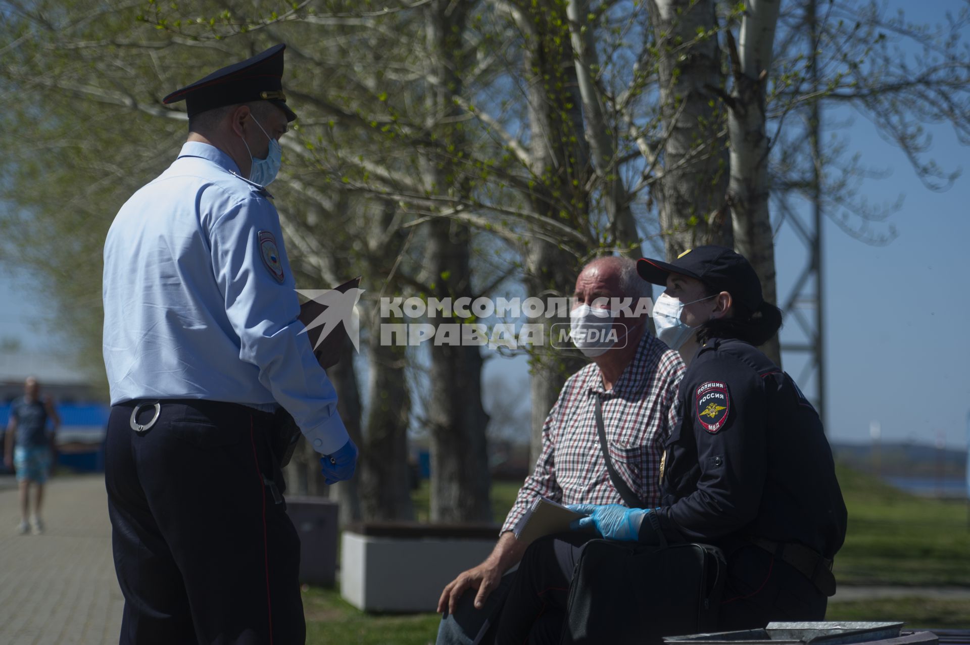 Екатеринбург. Сотрудники полиции сопровождают мужчину задержаного на пляже, за нарушение режима самоизоляции введеного для нераспространения новой коронавирусной инфекции COVID-19