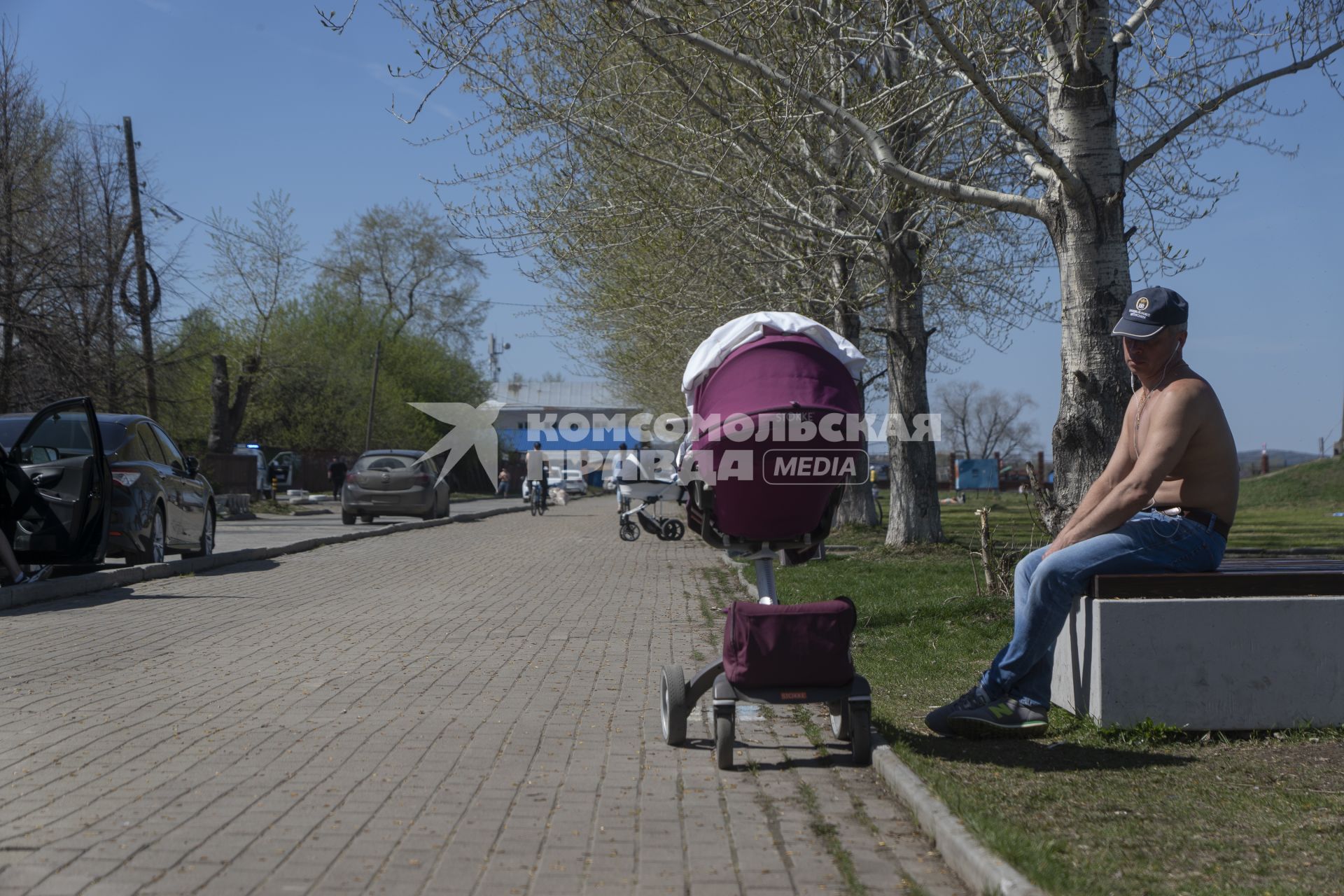 Екатеринбург. Горожане отдыхают на пряже у ВИЗ-пруда, во время режима самоизоляции введеного для нераспространения новой коронавирусной инфекции COVID-19