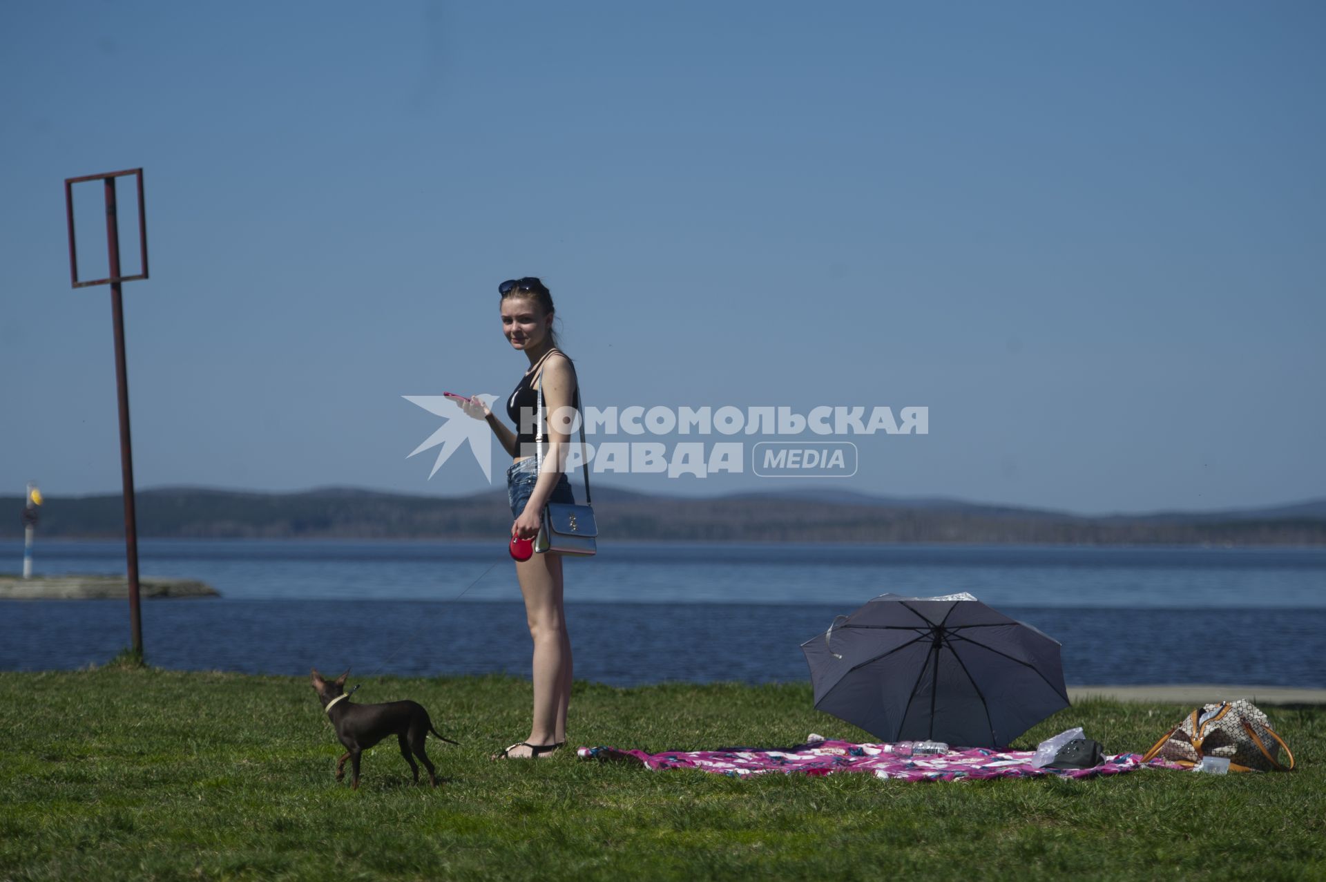 Екатеринбург. Горожане покидают пляж во время полицейского рейда по зонам отдыха. Из-за теплой погоды многие горожане идут отдыхать на пляжи, во время режима самоизоляции введеного для нераспространения новой коронавирусной инфекции COVID-19