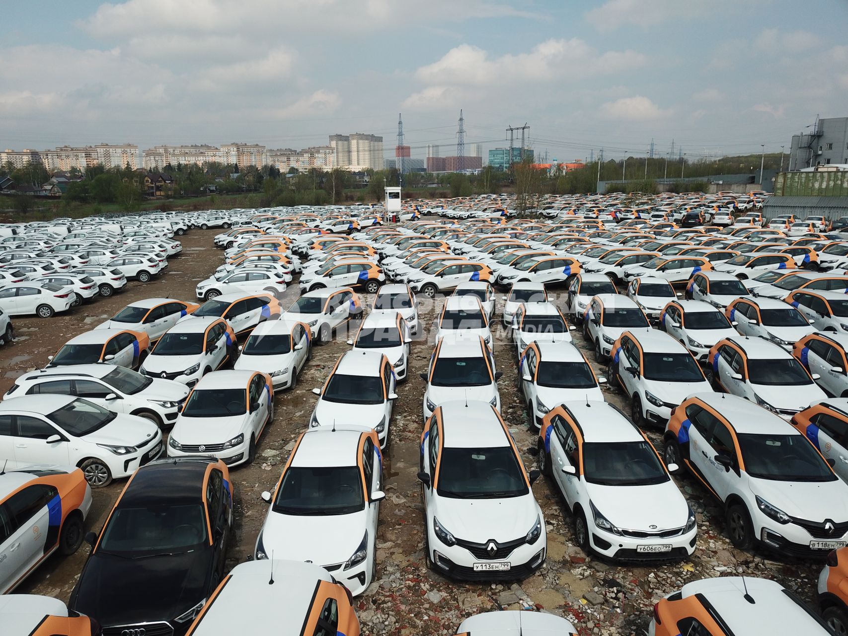 Москва.  Автомобили оператора каршеринга `Яндекс.Драйв` на одной из городских стоянок.