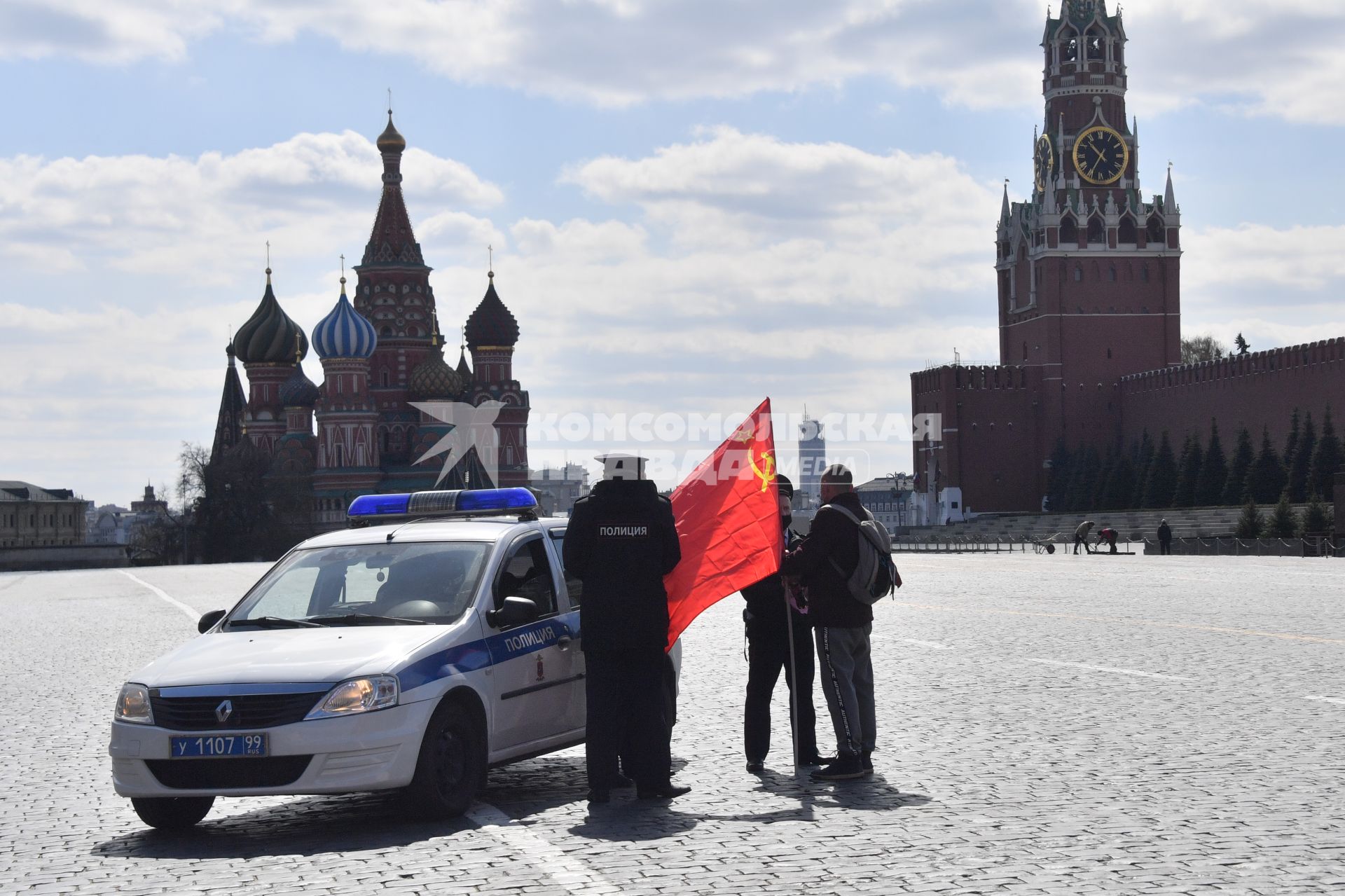 Москва.  Сотрудники полиции проверяют документы у прохожих во время режима самоизоляции на Красной площади.