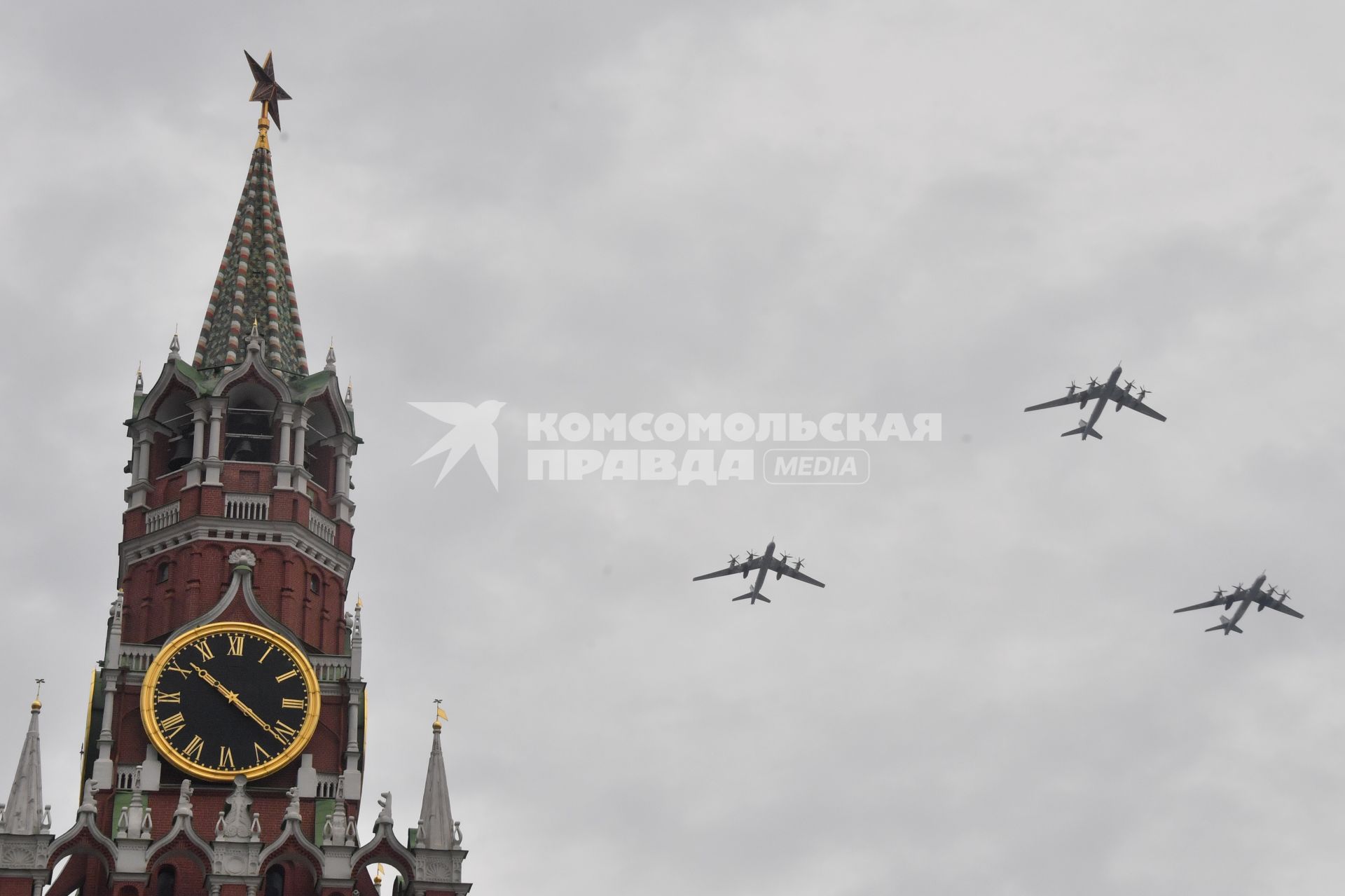 Москва. Стратегические бомбардировщики-ракетоносцы Ту-95 МС во время репетиции воздушного парада Победы.