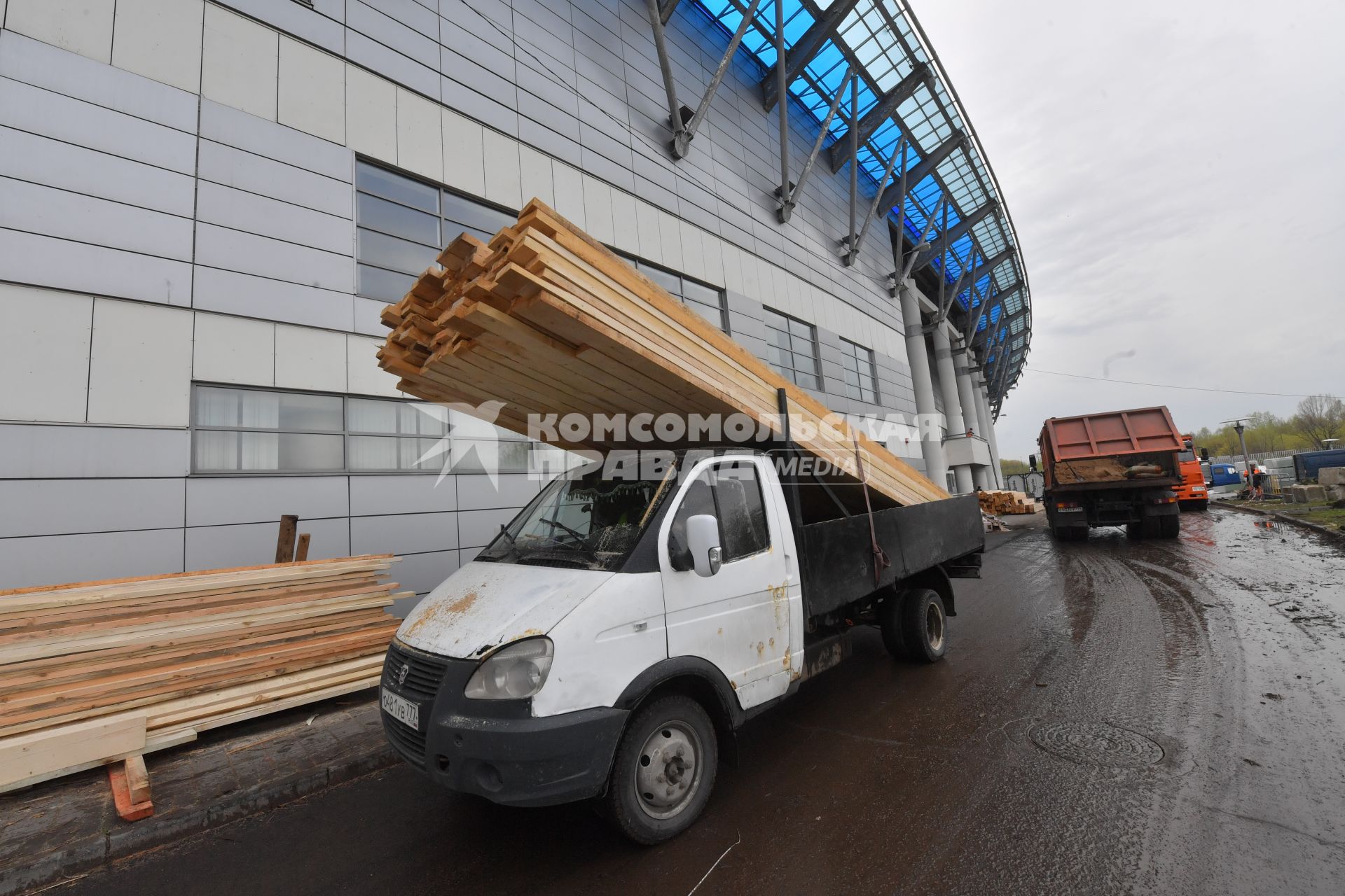 Москва. Строительство временного госпиталя для лечения пациентов с коронавирусной инфекцией в ледовом дворце `Крылатское`.