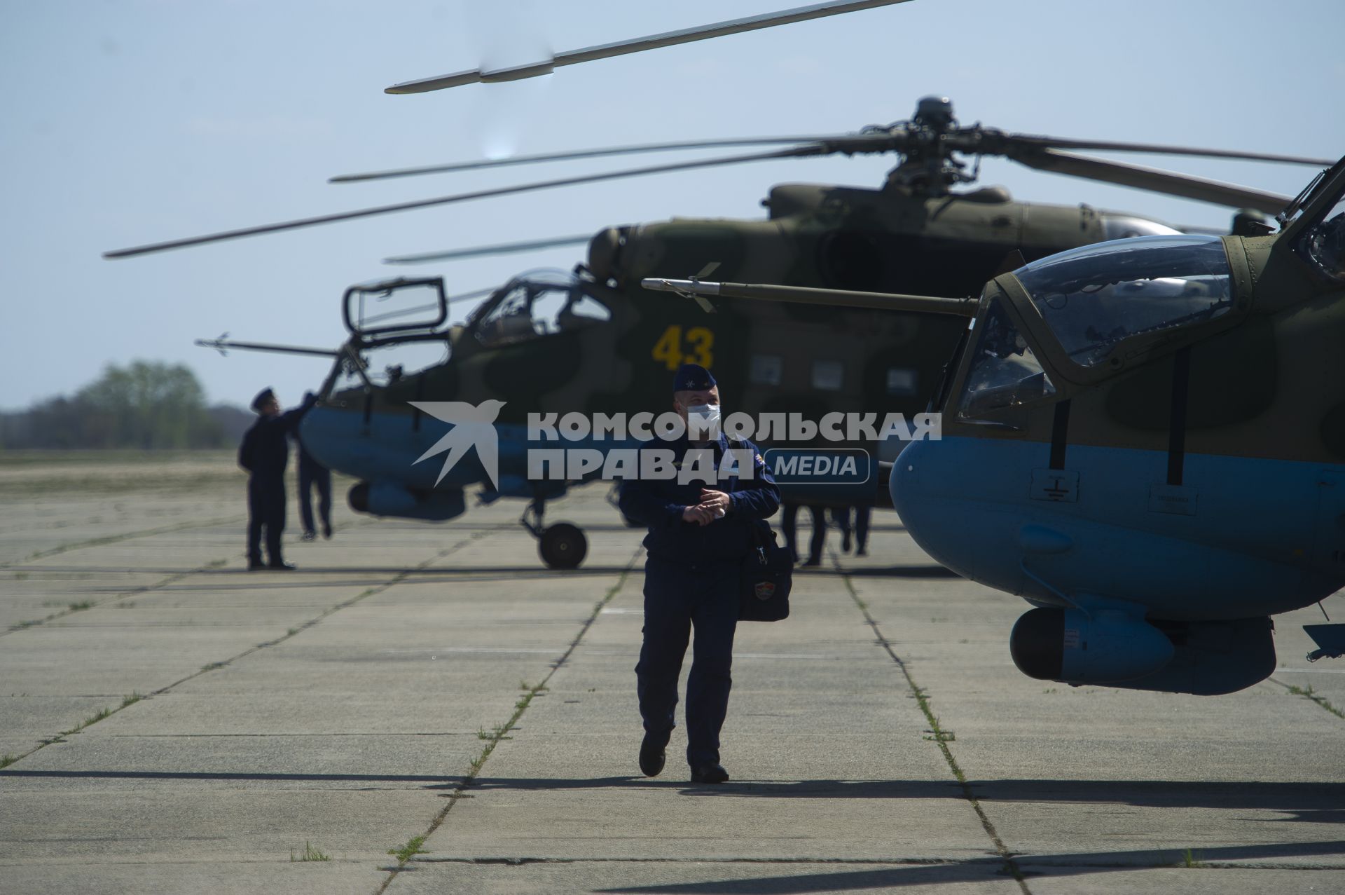 Свердловская область. Каменск-Уральская авиабаза на аэродроме дальней авиации \'Травяны\'. Вертолеты Ми-24 после генеральной репетиции воздушной части парада Победы над Екатеринбургом