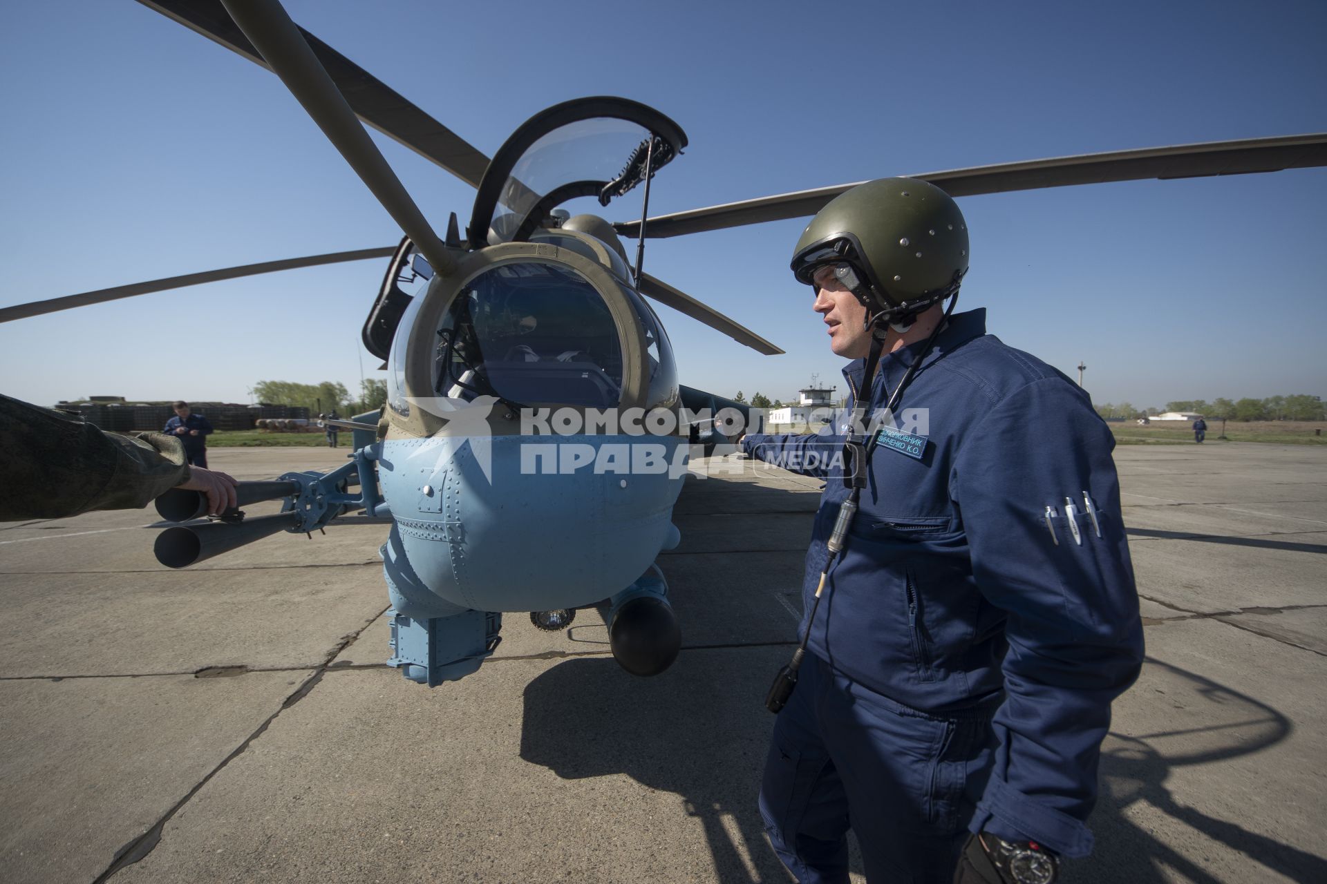 Свердловская область. Каменск-Уральская авиабаза на аэродроме дальней авиации \'Травяны\'. Предполетная подготовка вертолетов Ми-24 перед началом генеральной репетиции воздушной части парада Победы в Екатеринбурге