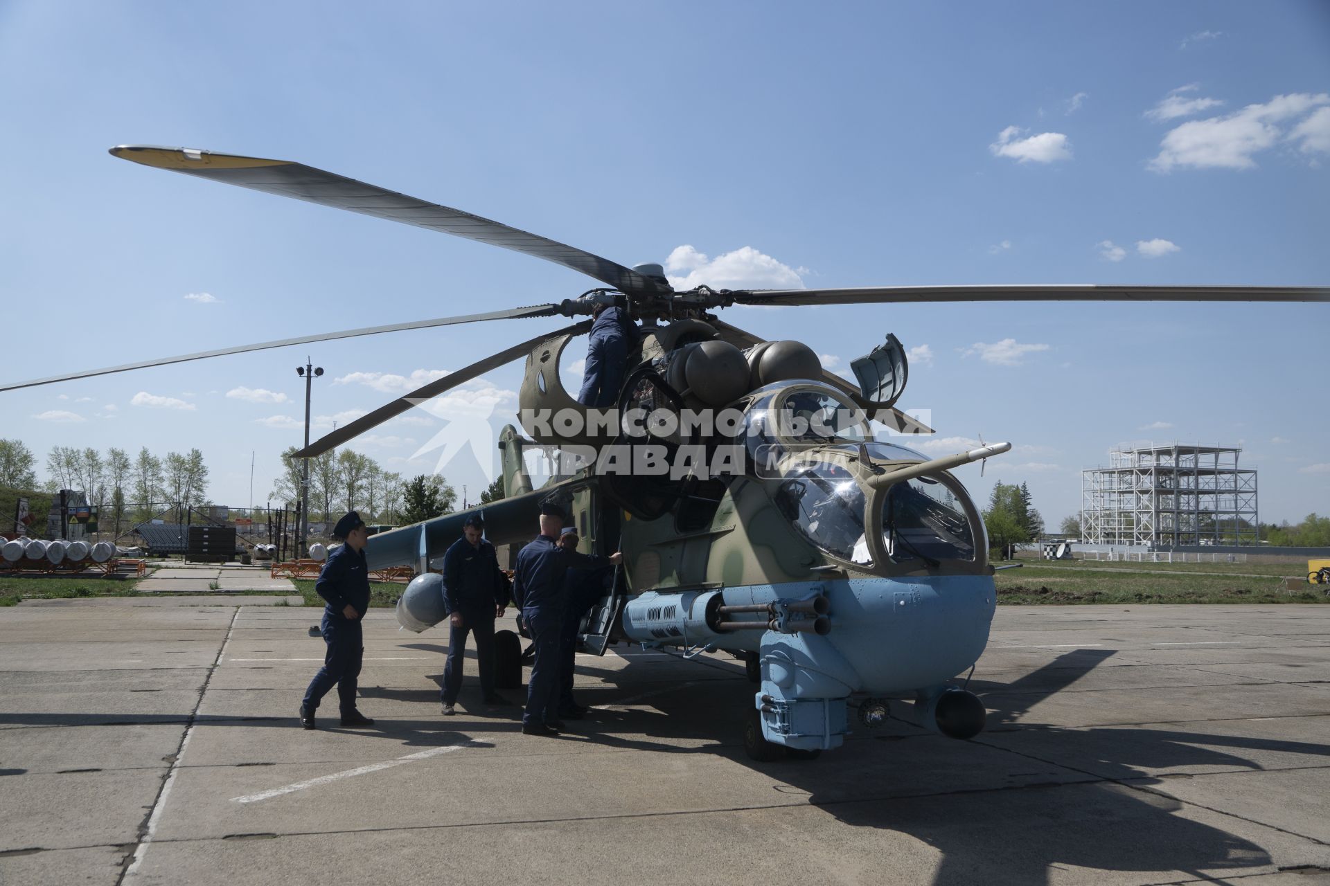 Свердловская область. Каменск-Уральская авиабаза на аэродроме дальней авиации \'Травяны\'. Вертолеты Ми-24 после генеральной репетиции воздушной части парада Победы над Екатеринбургом