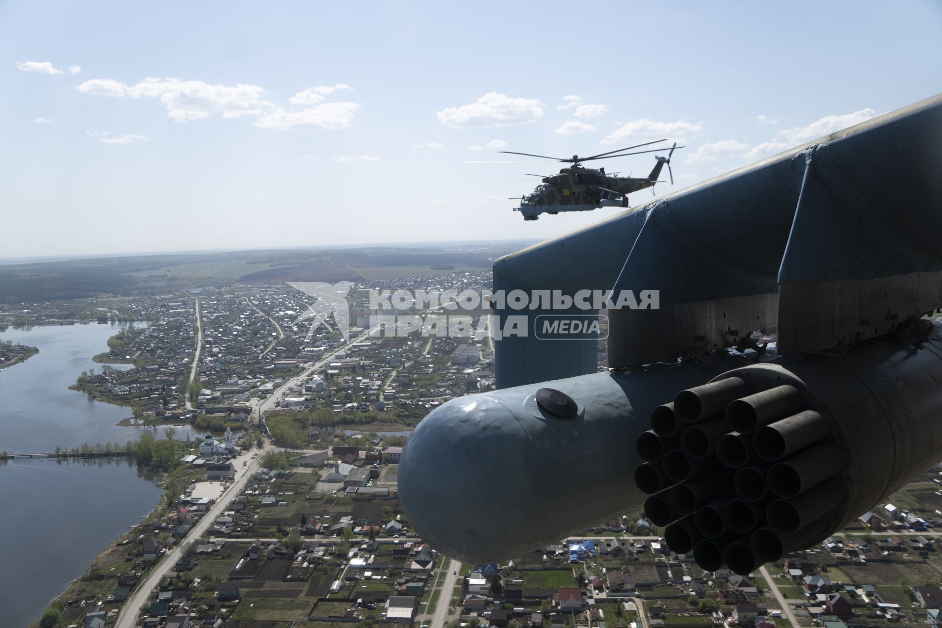 Свердловская область. Каменск-Уральская авиабаза на аэродроме дальней авиации \'Травяны\'. Вертолеты Ми-24 во время генеральной репетиции воздушной части парада Победы над Екатеринбургом