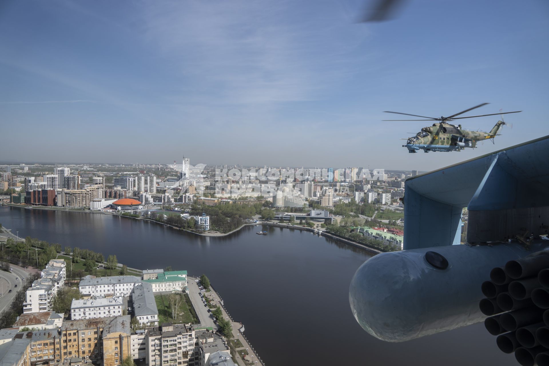 Свердловская область. Каменск-Уральская авиабаза на аэродроме дальней авиации \'Травяны\'. Вертолеты Ми-24 во время генеральной репетиции воздушной части парада Победы над Екатеринбургом