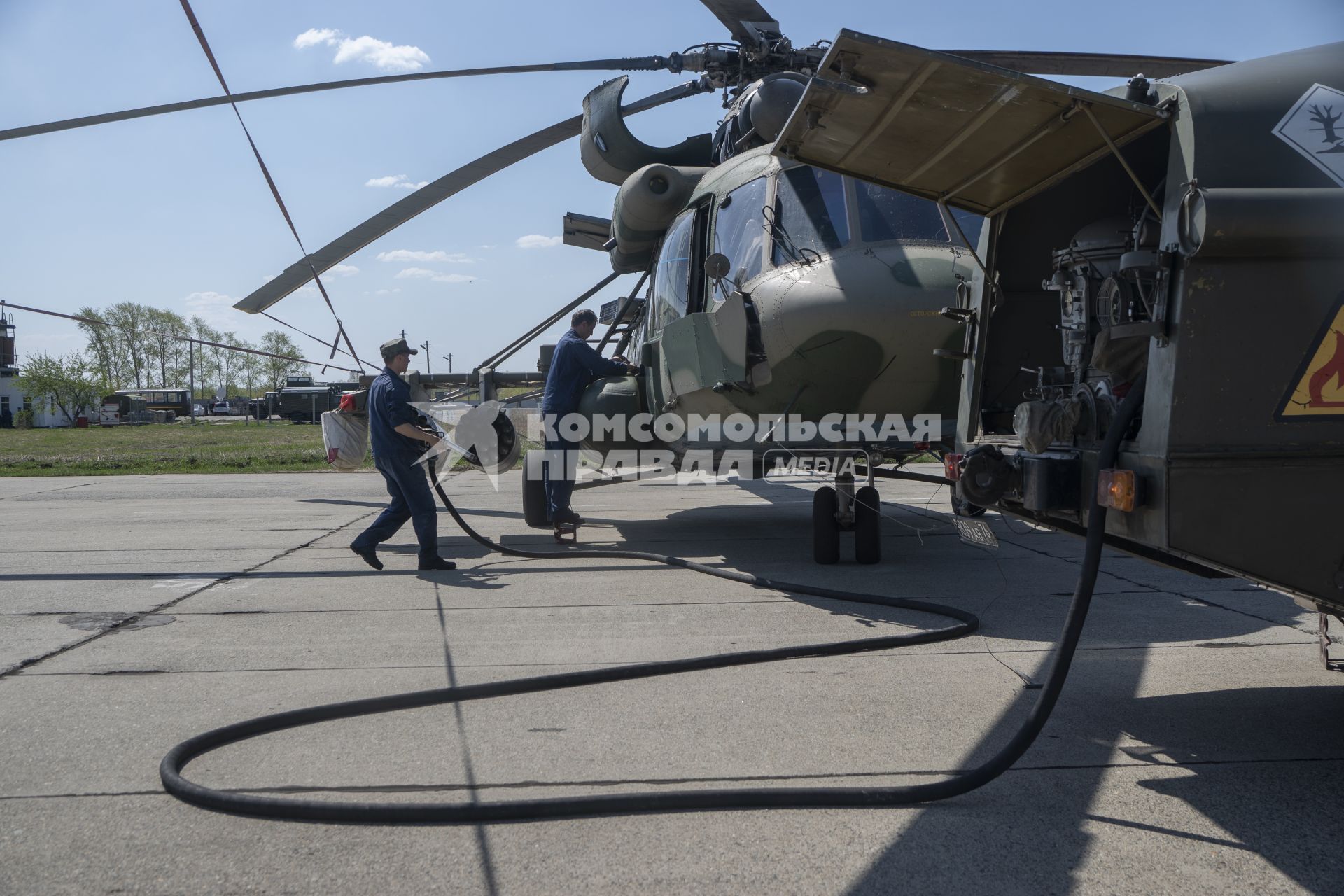 Свердловская область. Каменск-Уральская авиабаза на аэродроме дальней авиации \'Травяны\'. Вертолеты Ми-8 после генеральной репетиции воздушной части парада Победы над Екатеринбургом