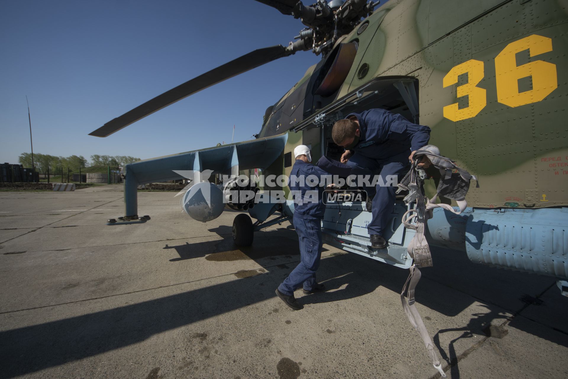 Свердловская область. Каменск-Уральская авиабаза на аэродроме дальней авиации \'Травяны\'. Предполетная подготовка вертолетов Ми-24 перед началом генеральной репетиции воздушной части парада Победы в Екатеринбурге