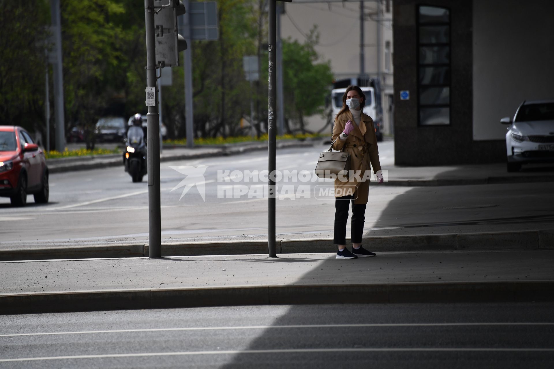 Москва. Девушка в медицинской маске на улице.