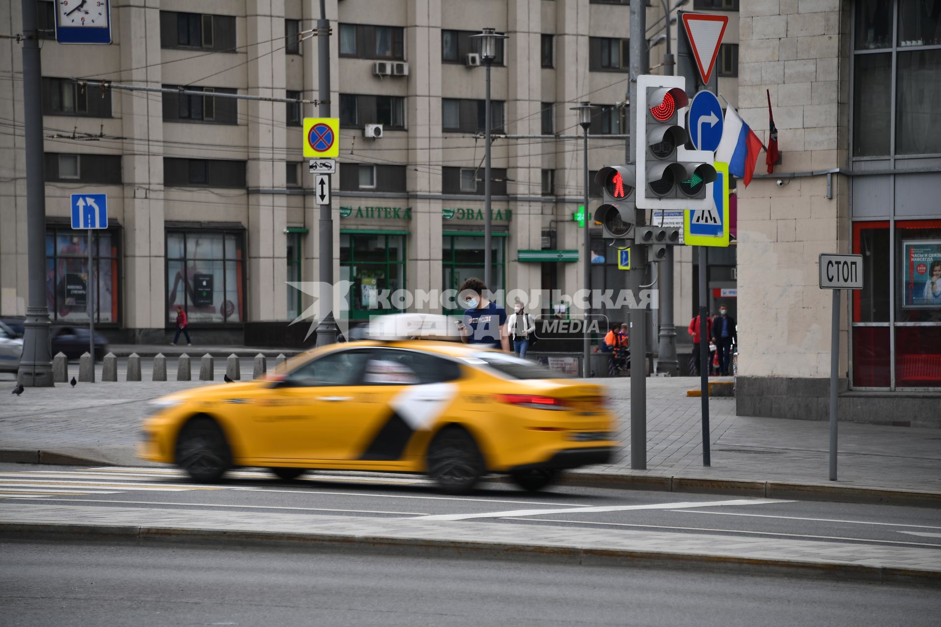 Москва. Автомобиль сервиса `Яндекс.Такси`.