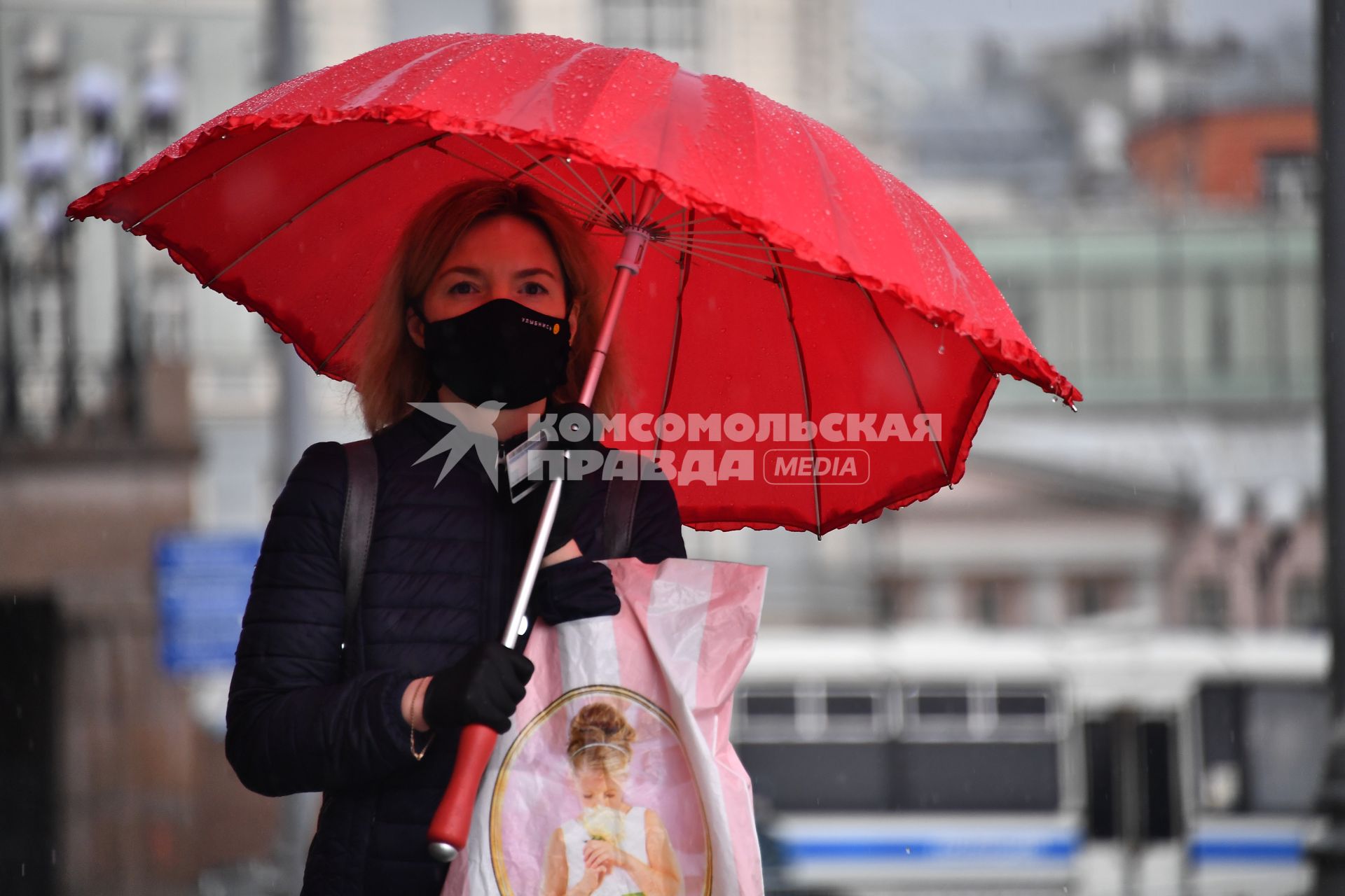 Москва. Девушка в медицинской маске на улице.