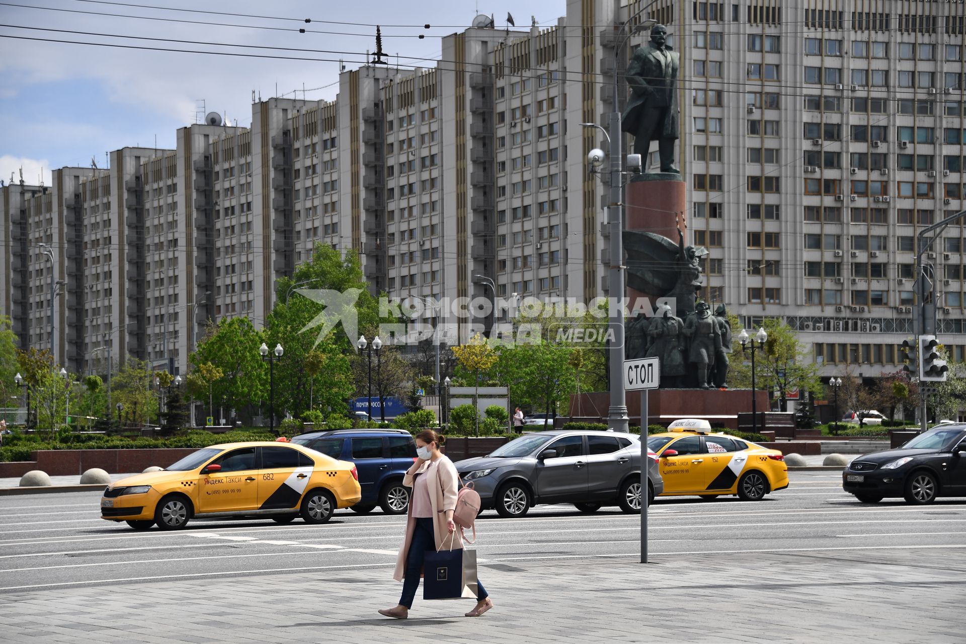 Москва. Женщина в медицинской маске на улице.