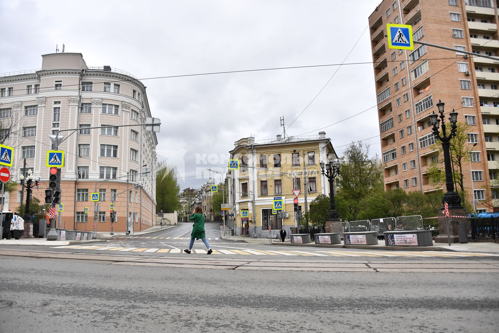 Москва. Девушка переходит дорогу.