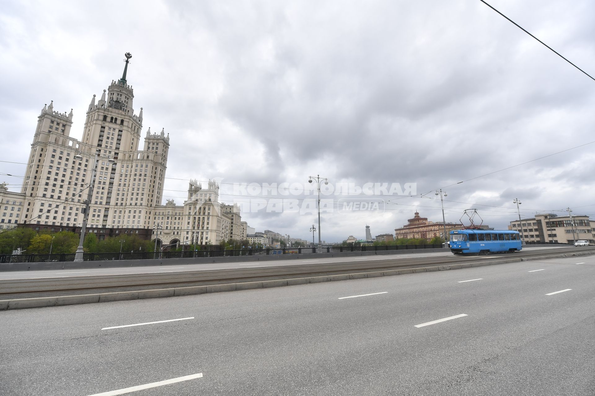 Москва. Пустая дорога у жилого дома на Котельнической набережной