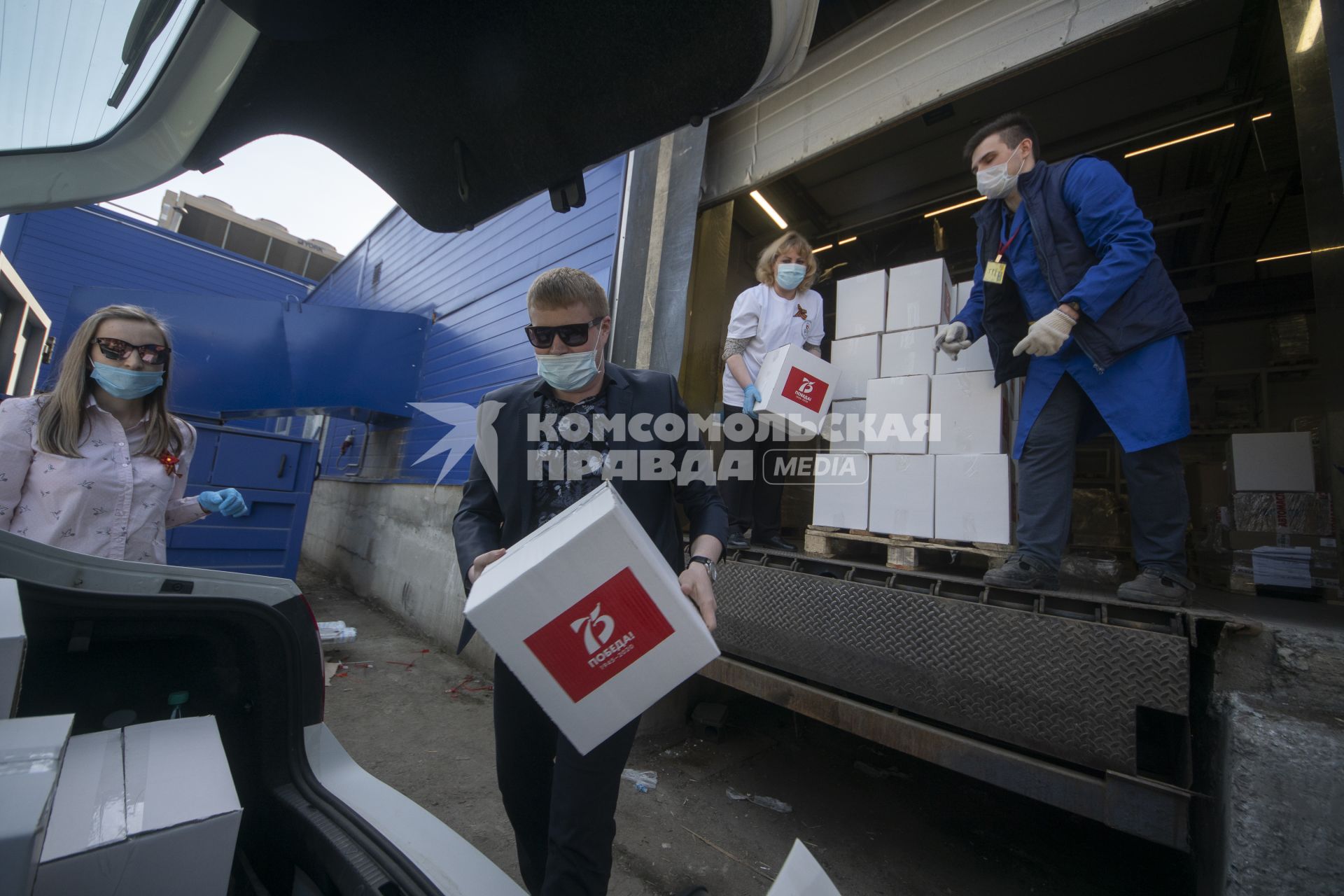 Екатеринбург. Погрузка продуктовых подарочных наборов для участников войны в честь 75-й годовщины победы