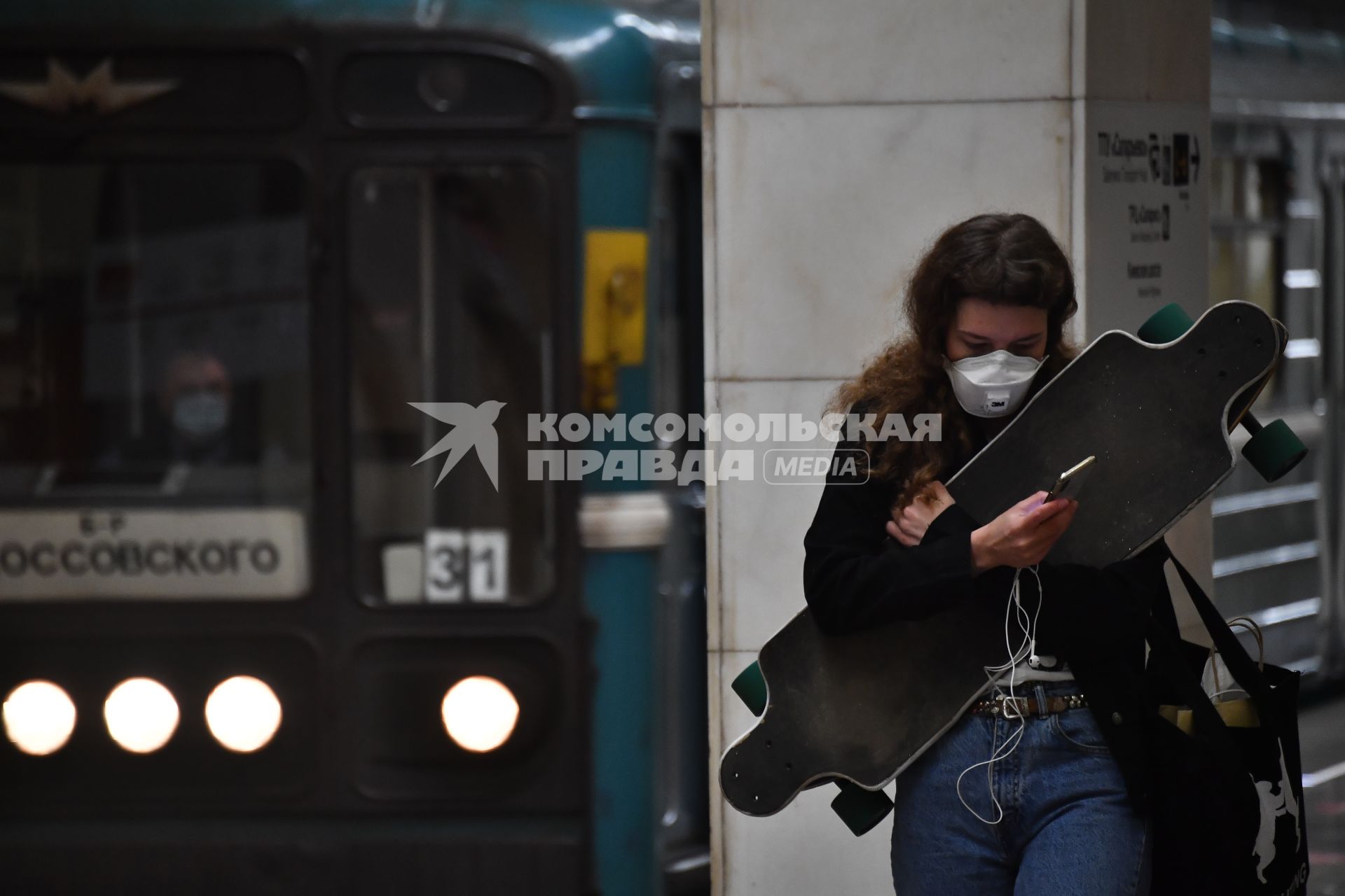 Москва. Девушка в медицинской маске в метро.