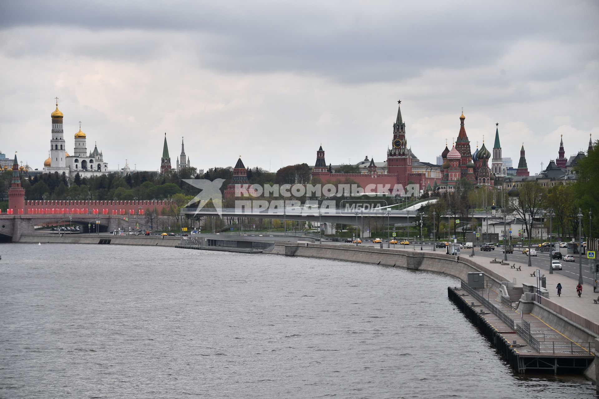 Москва. Вид на Москворецкую набережную, колокольню Ивана Великого, Спасскую башню и Храм Василия Блаженного.