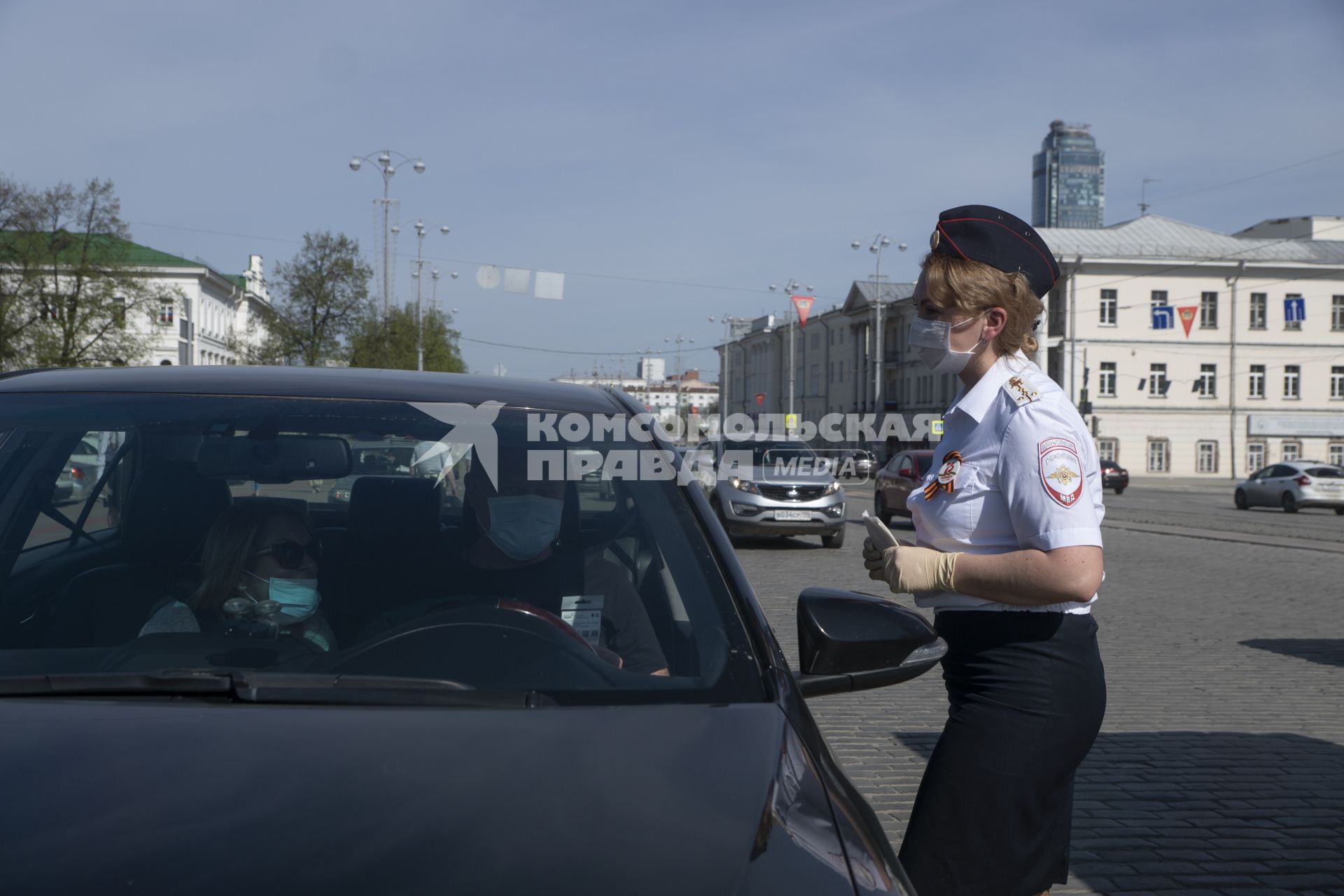 Екатеринбург. Сотрудники ГИБДД вручают водителю светоотражающие значки  наклейки с символикой 75-й годовщины Победы, накануне Дня Победы