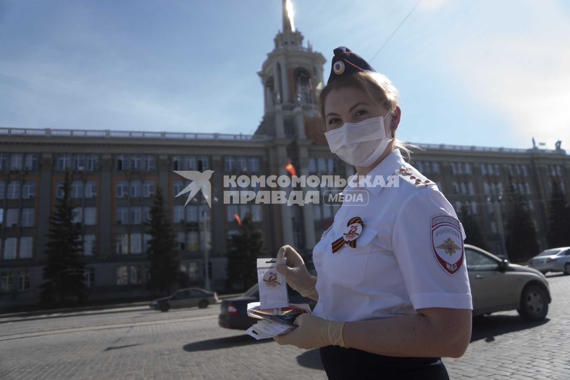 Екатеринбург. Сотрудники ГИБДД вручают водителю светоотражающие значки  наклейки с символикой 75-й годовщины Победы, накануне Дня Победы